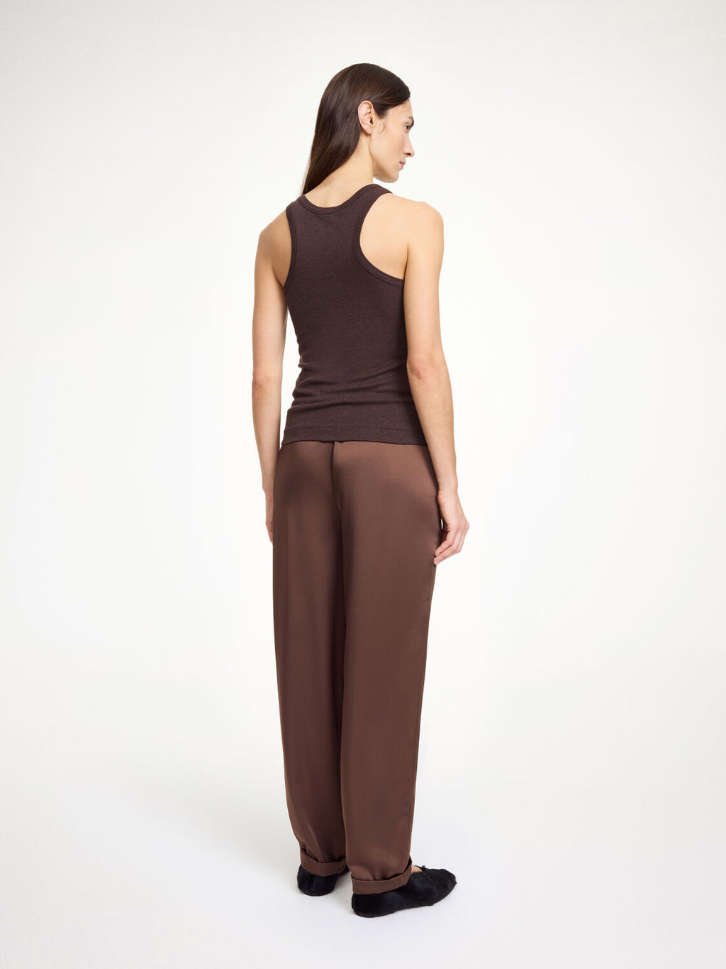 By Malene Birger Joanni sateng bukse i mørkebrun, laget av en blanding av acetat og polyester, med en løs passform og justerbar snøring i livet.