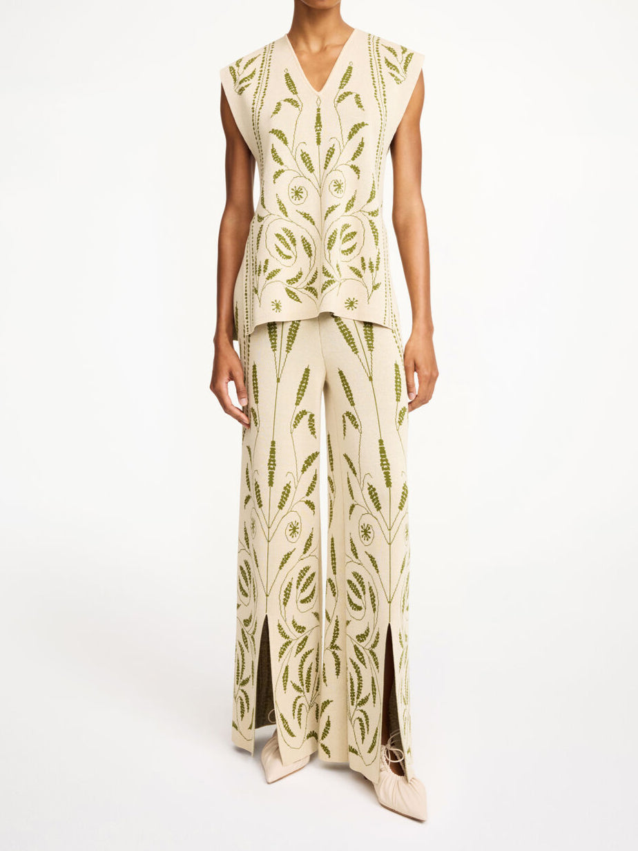 By Malene Birger Jorith bukse i gresshoppe grønn, med et unikt brodert slyngplantemønster, laget av viskose og polyamid.