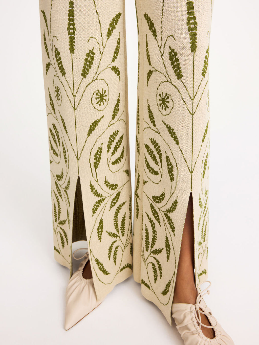By Malene Birger Jorith bukse i gresshoppe grønn, med et unikt brodert slyngplantemønster, laget av viskose og polyamid.