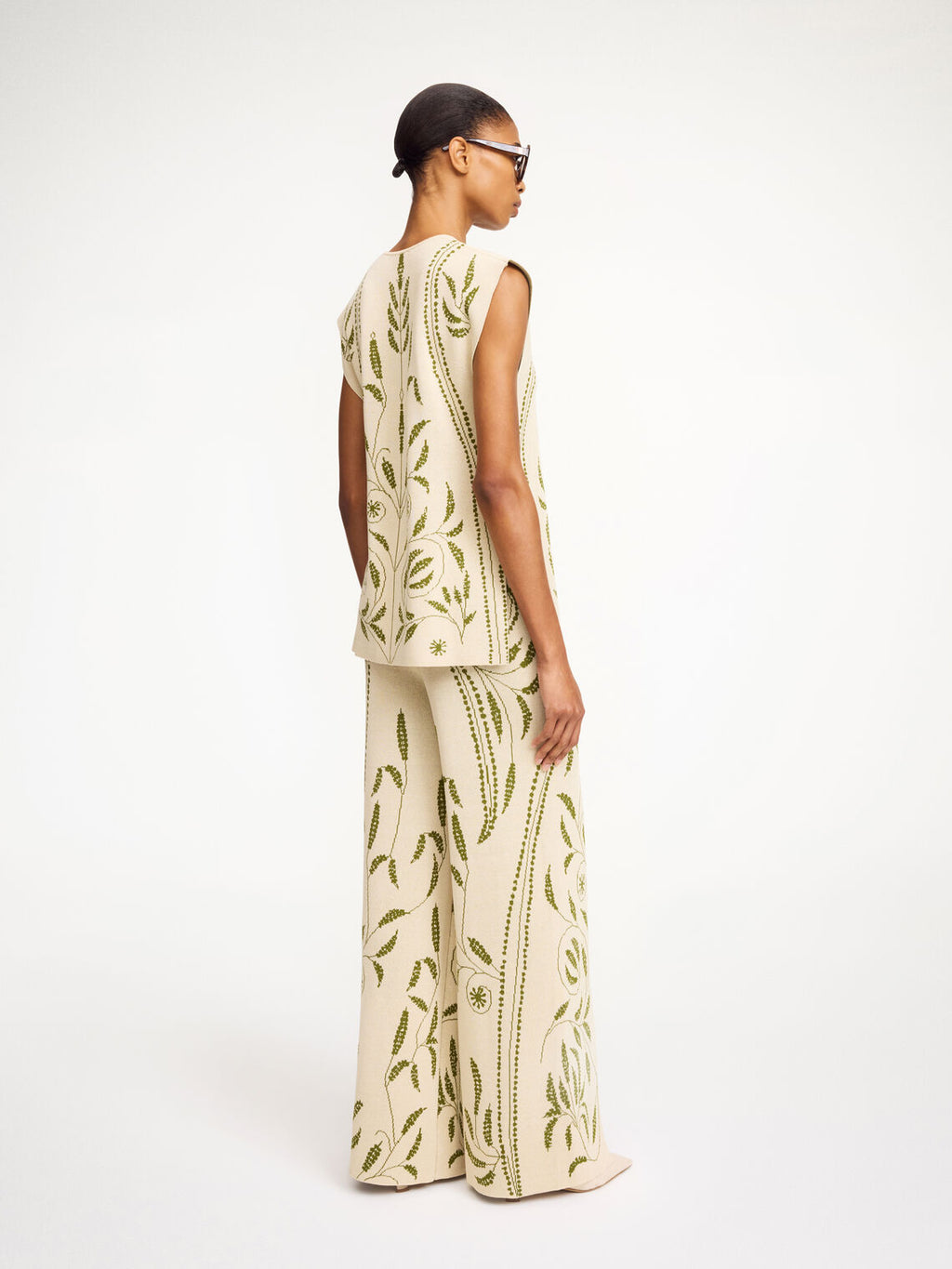 By Malene Birger Jorith bukse i gresshoppe grønn, med et unikt brodert slyngplantemønster, laget av viskose og polyamid.