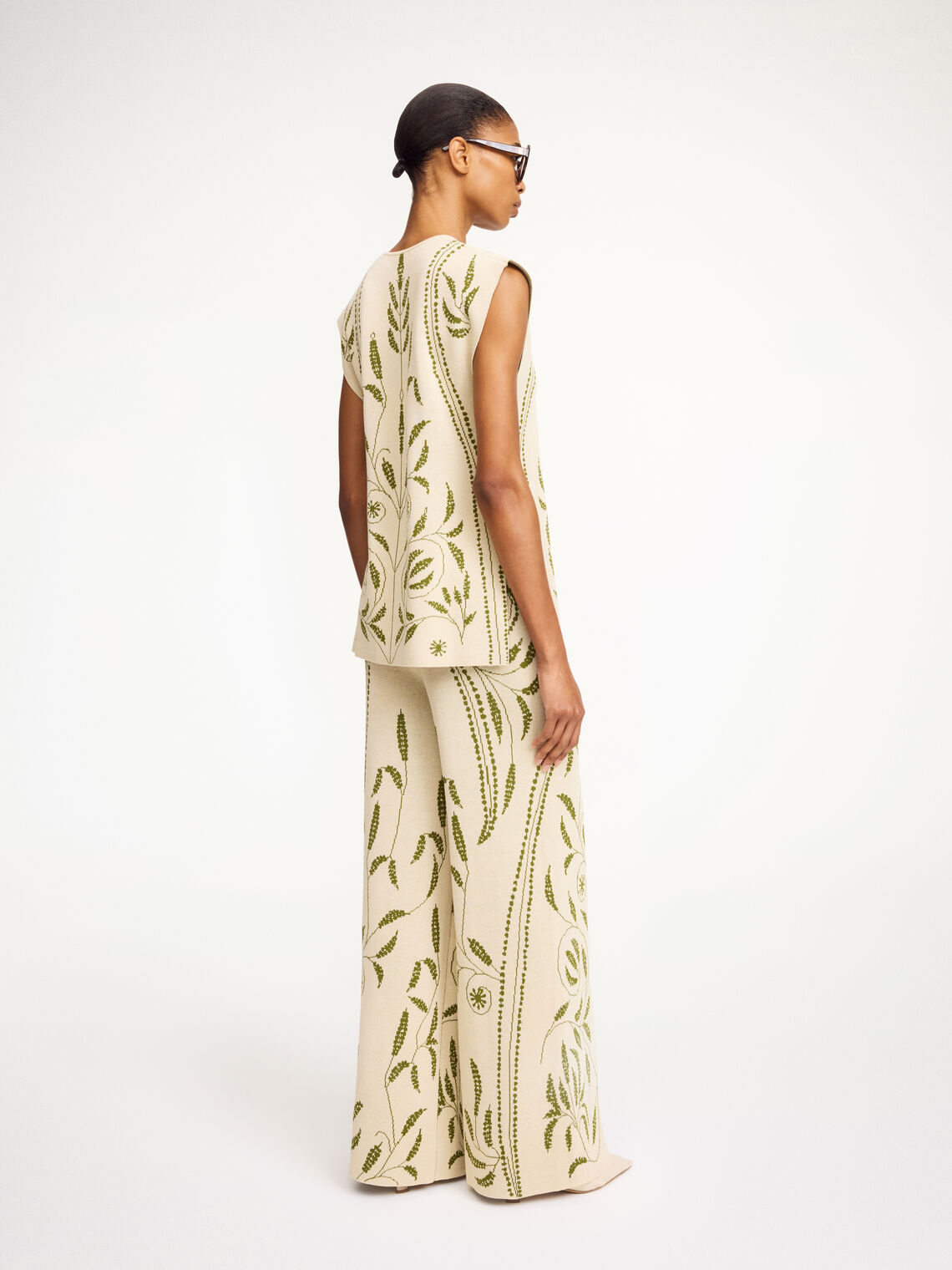 By Malene Birger Jorith bukse i gresshoppe grønn, med et unikt brodert slyngplantemønster, laget av viskose og polyamid.