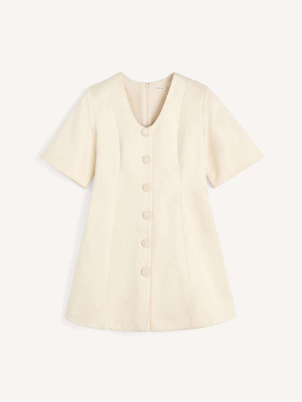 By Malene Birger Josephine kjole i hvit, med innsvinget midje, v-utringning og laget av en blanding av polyester og bomull.