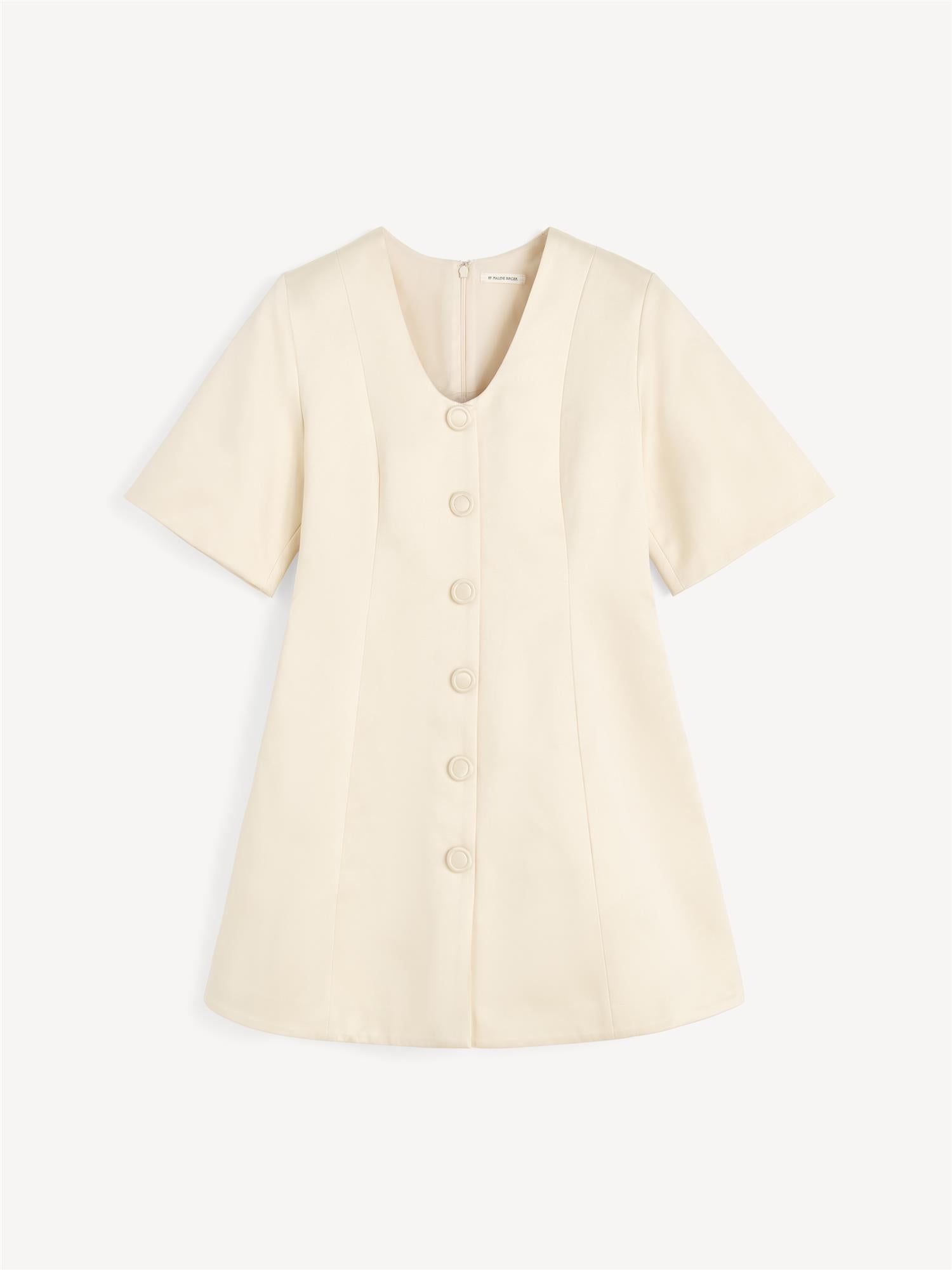 By Malene Birger Josephine kjole i hvit, med innsvinget midje, v-utringning og laget av en blanding av polyester og bomull.