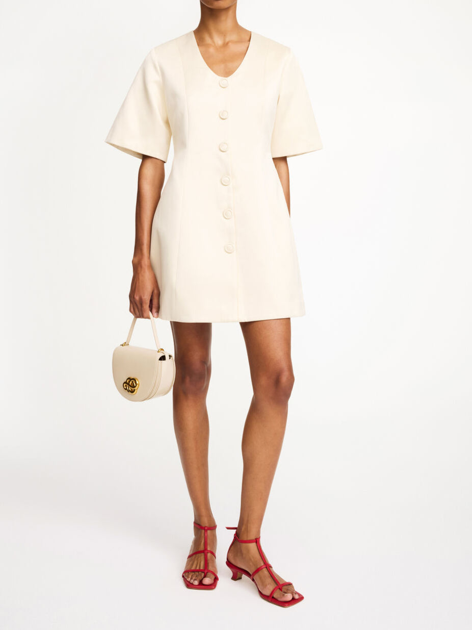 By Malene Birger Josephine kjole i hvit, med innsvinget midje, v-utringning og laget av en blanding av polyester og bomull.