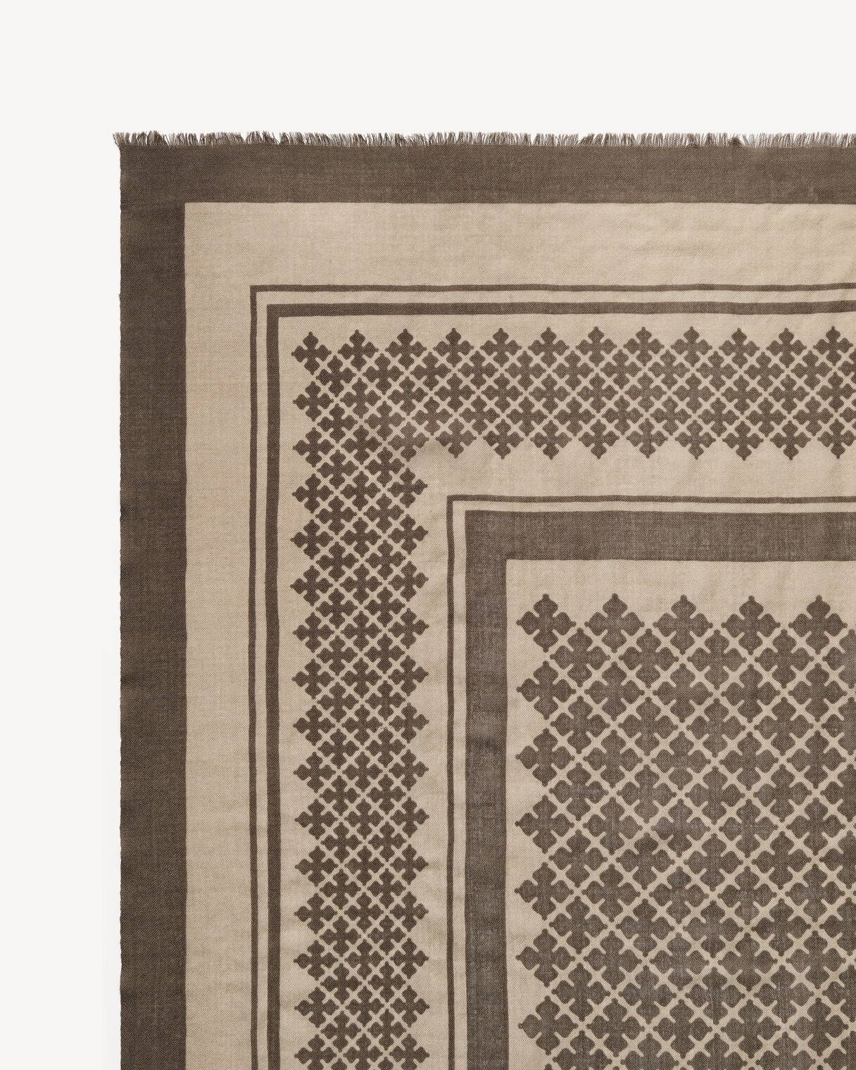 By Malene Birger JULEE ullskjerf i brun med Signatur Flower-print og frynser i kantene. Laget av 100% ull.