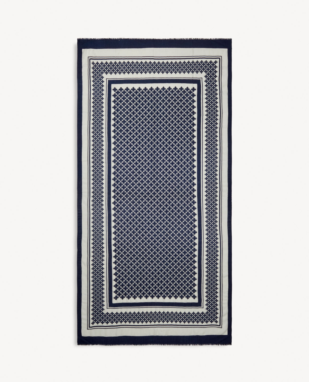 By Malene Birger JULEE ullskjerf i mørkebla med Signatur Flower-print og frynser i kantene. Laget av 100% ull.