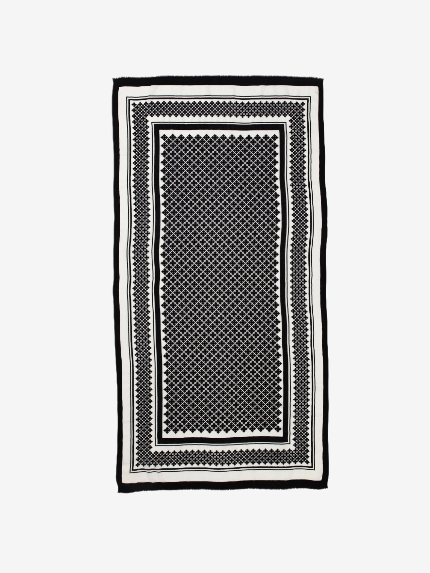 By Malene Birger Julee skjerf i lett og fin ull, med Signature Flower-mønster i sort.