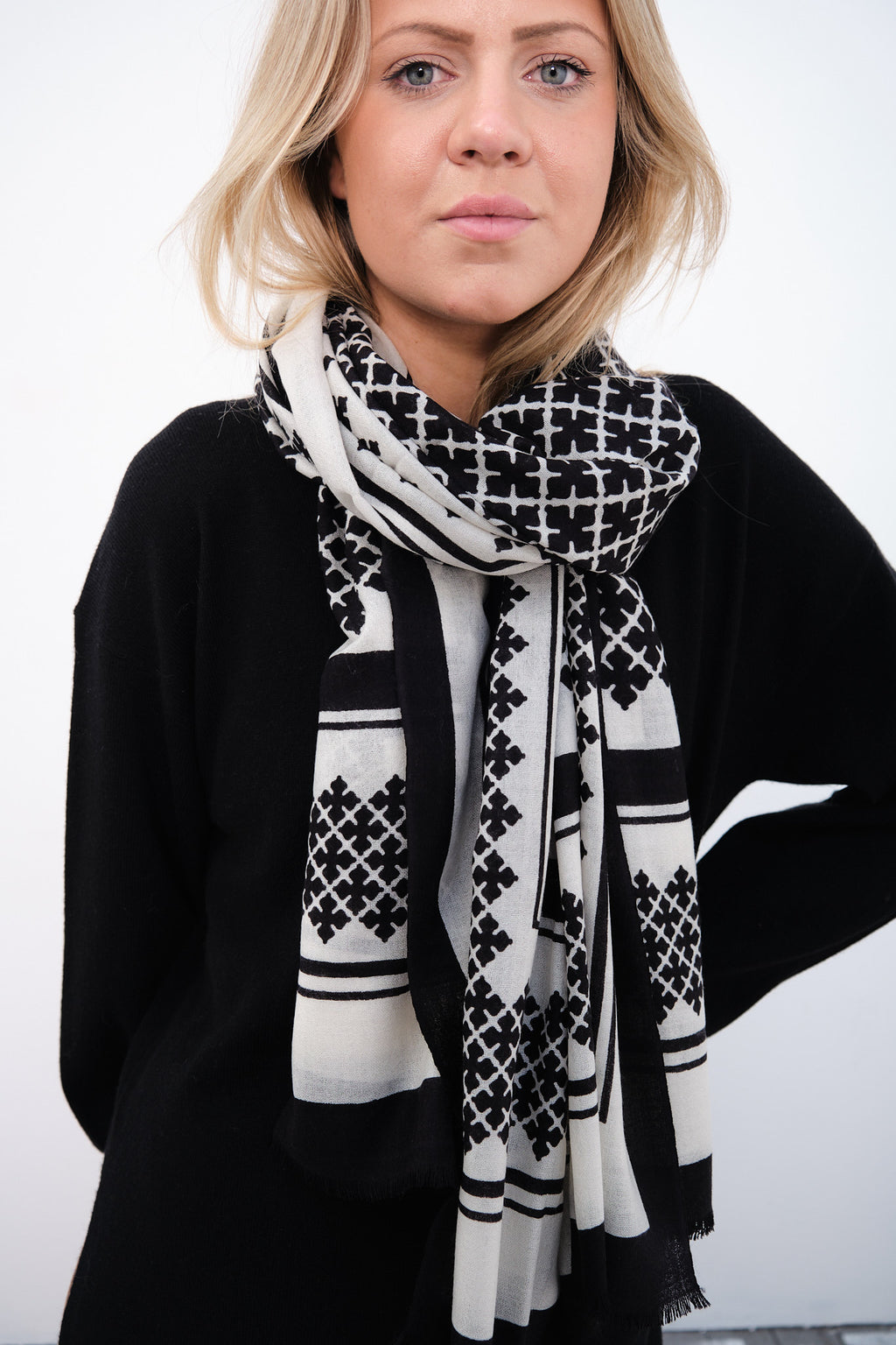 By Malene Birger Julee skjerf i lett og fin ull, med Signature Flower-mønster i sort.
