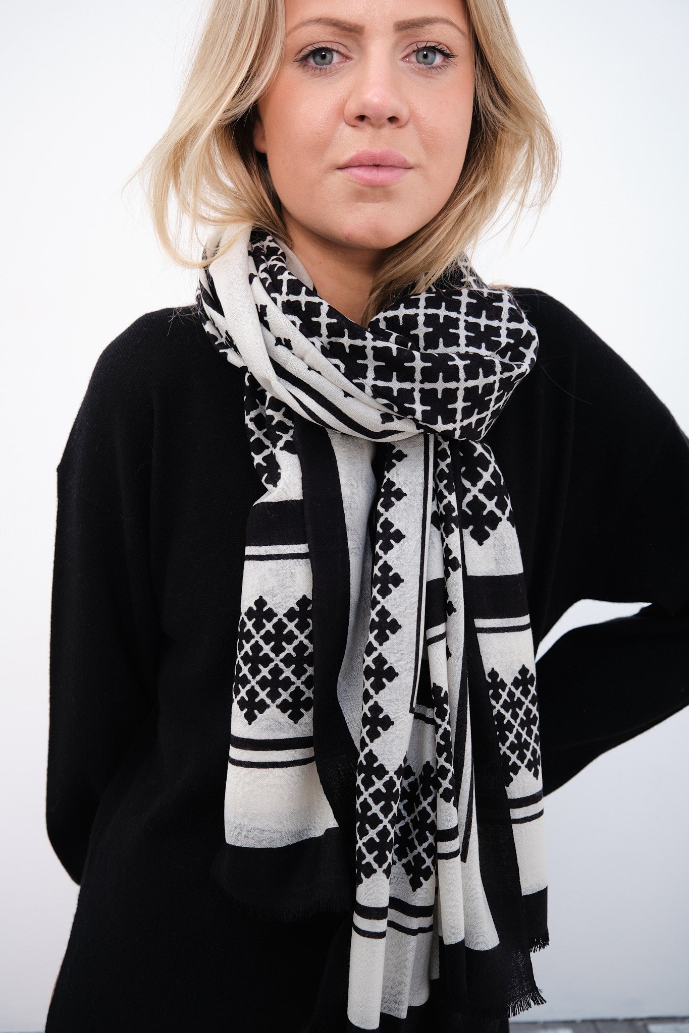 By Malene Birger Julee skjerf i lett og fin ull, med Signature Flower-mønster i sort.