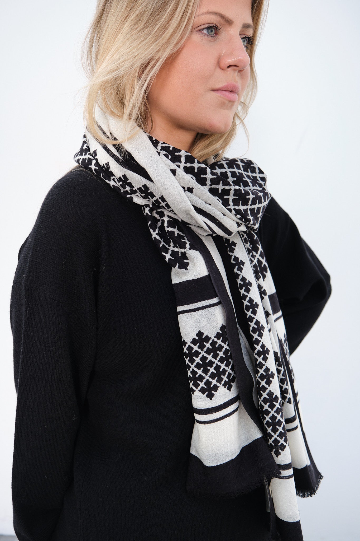 By Malene Birger Julee skjerf i lett og fin ull, med Signature Flower-mønster i sort.