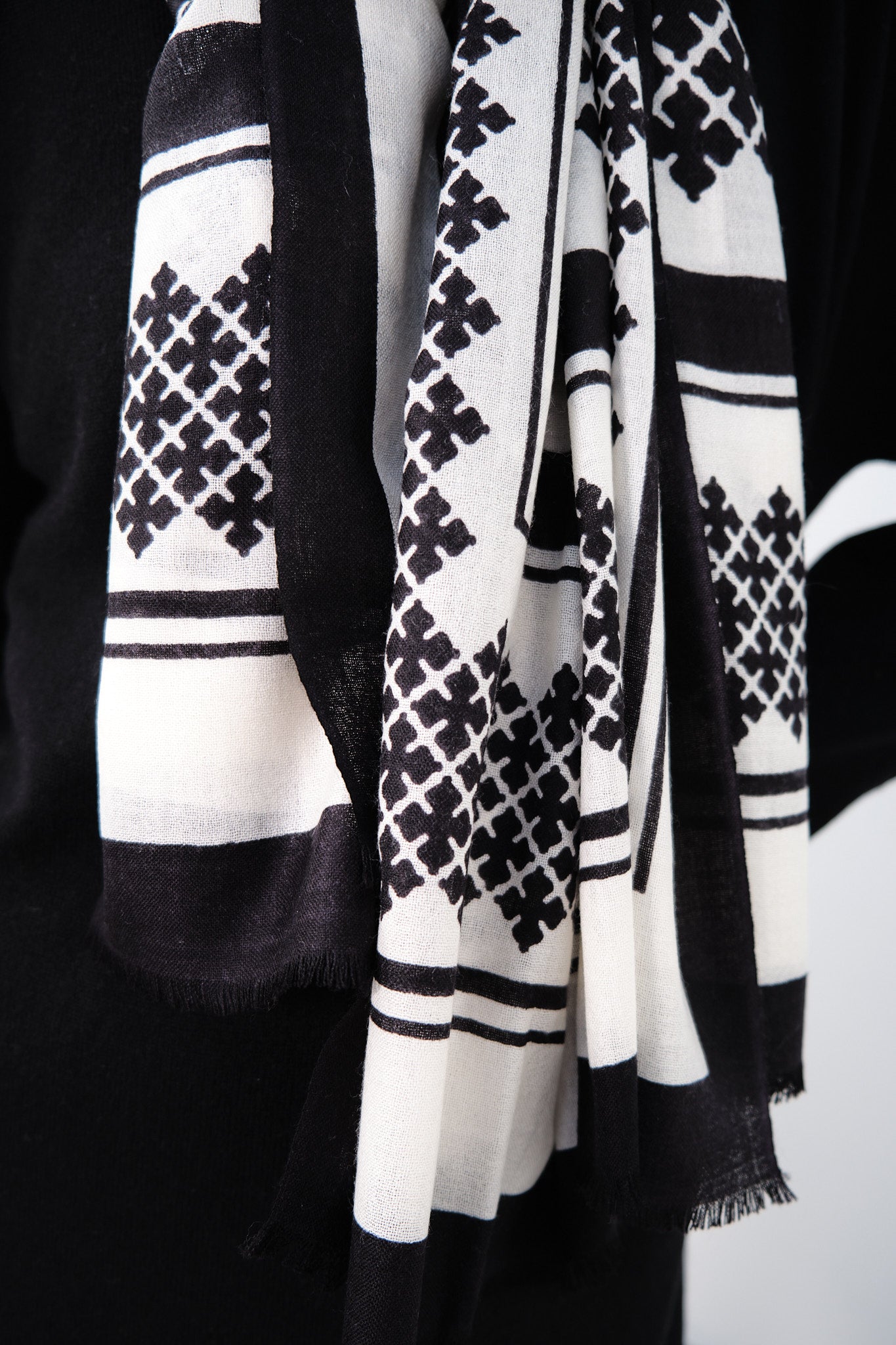 By Malene Birger Julee skjerf i lett og fin ull, med Signature Flower-mønster i sort.