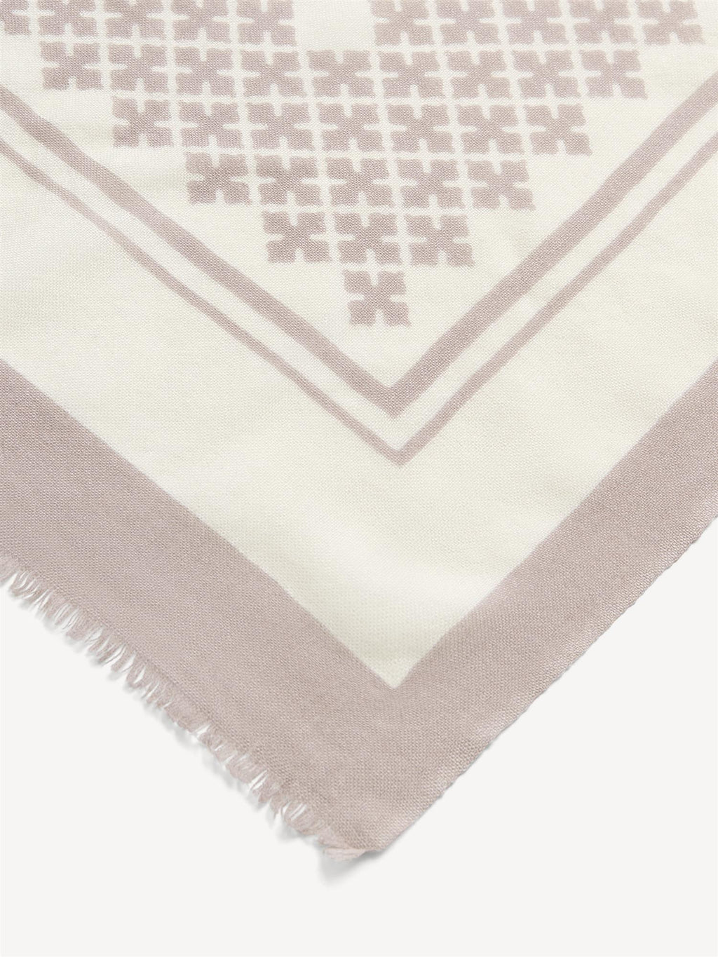 By Malene Birger Julee ullskjerf i beige, med Signature Flower-print og frynser i kantene, laget av 100% ull.