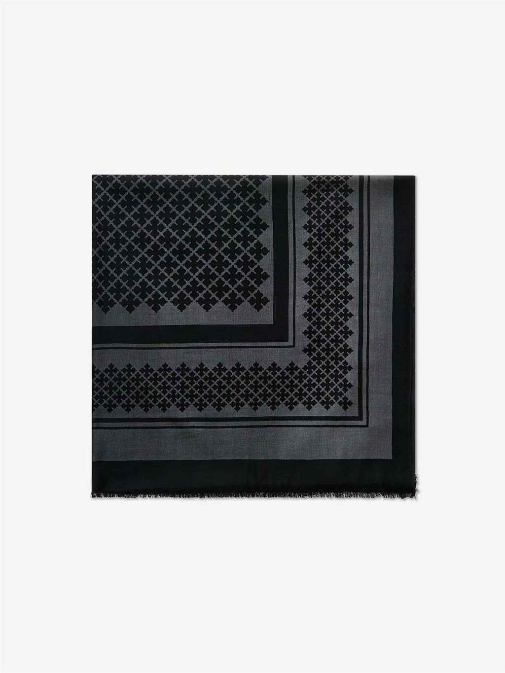 By Malene Birger Julee ullskjerf i mørk grå, med Signature Flower-print og frynser i kantene, laget av 100% ull.