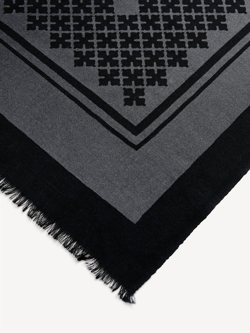 By Malene Birger Julee ullskjerf i mørk grå, med Signature Flower-print og frynser i kantene, laget av 100% ull.