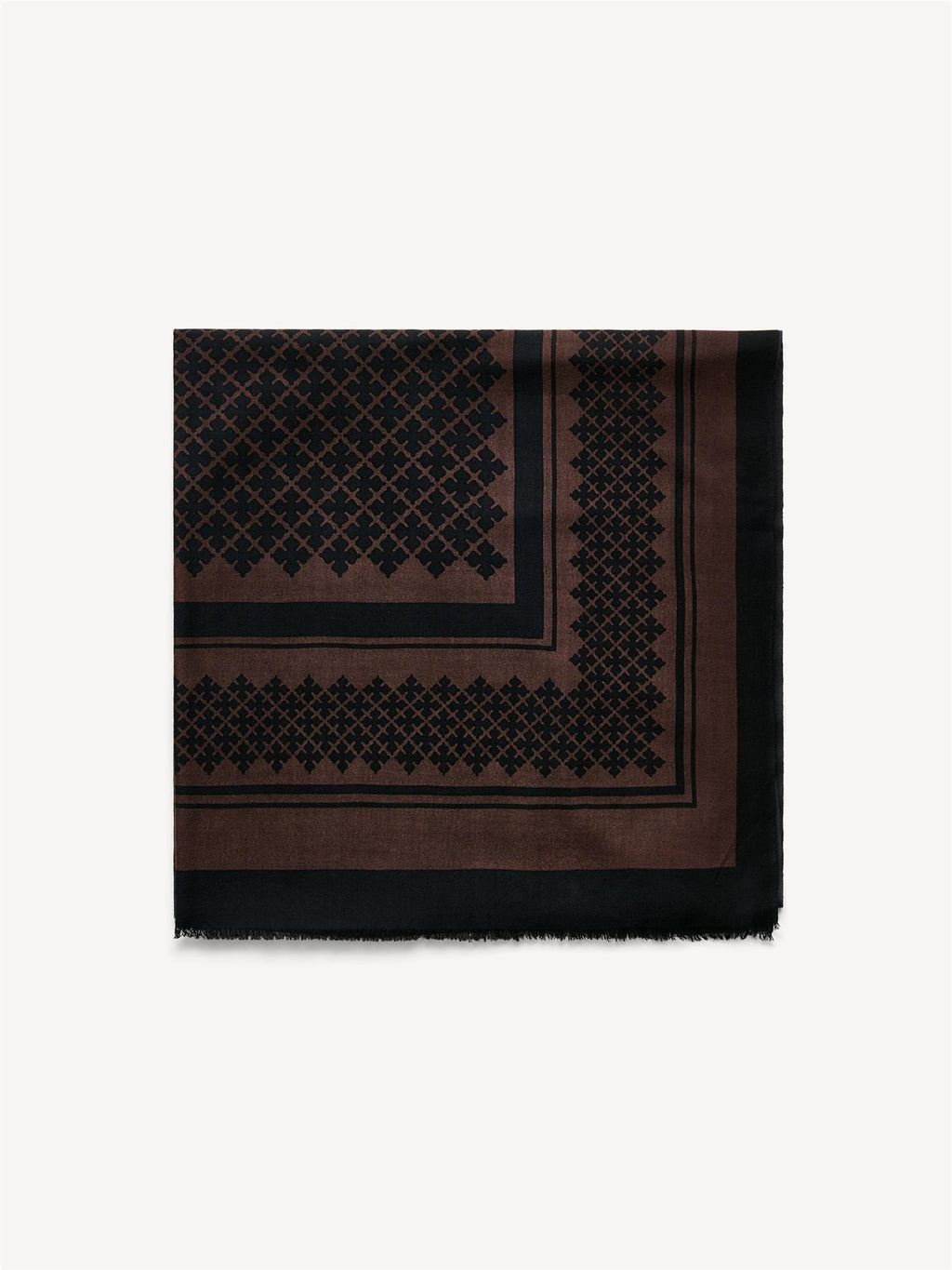 By Malene Birger Julee ullskjerf i mørkebrun, med Signature Flower-print og frynser i kantene, laget av 100% ull.