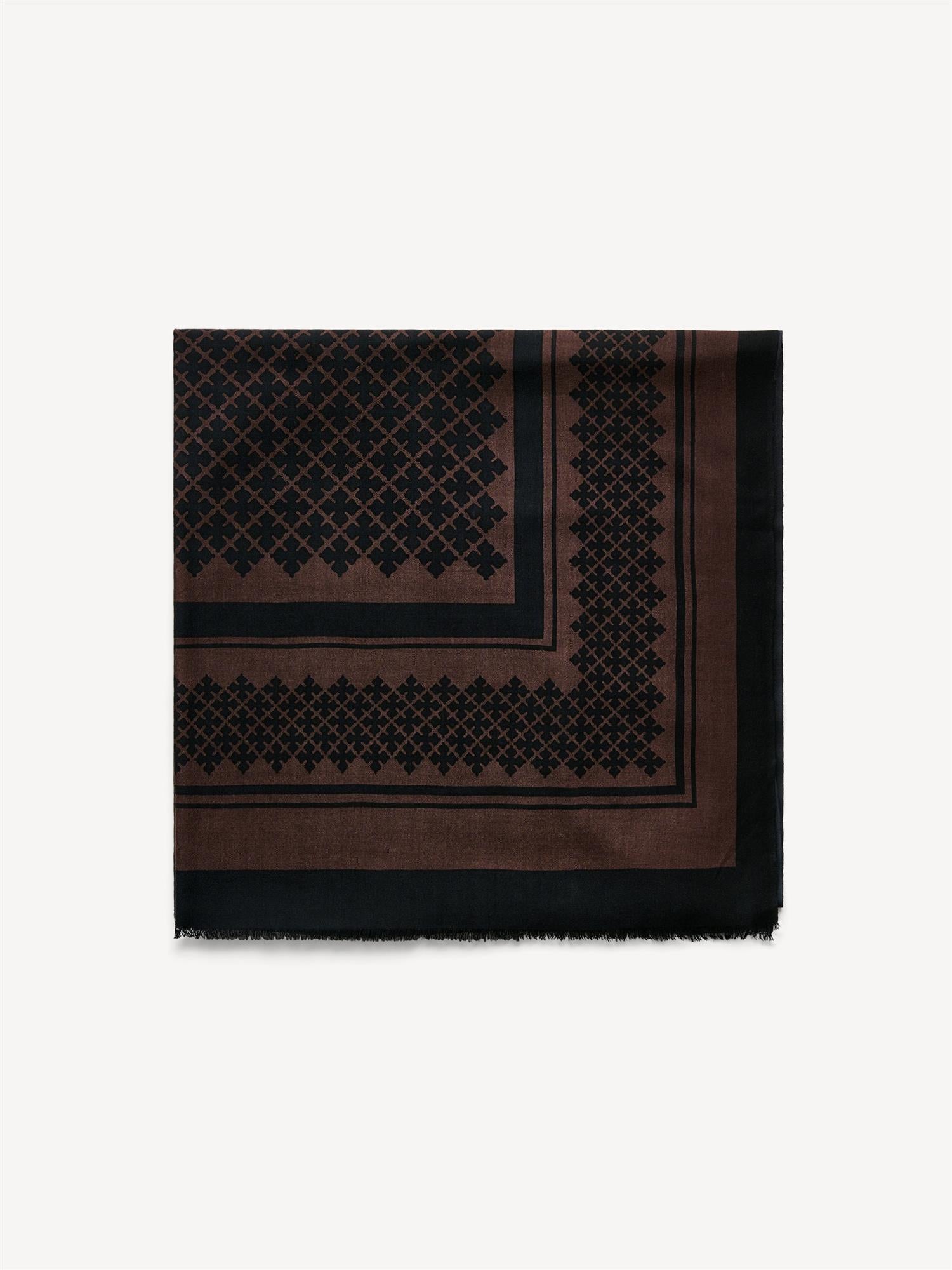 By Malene Birger Julee ullskjerf i mørkebrun, med Signature Flower-print og frynser i kantene, laget av 100% ull.