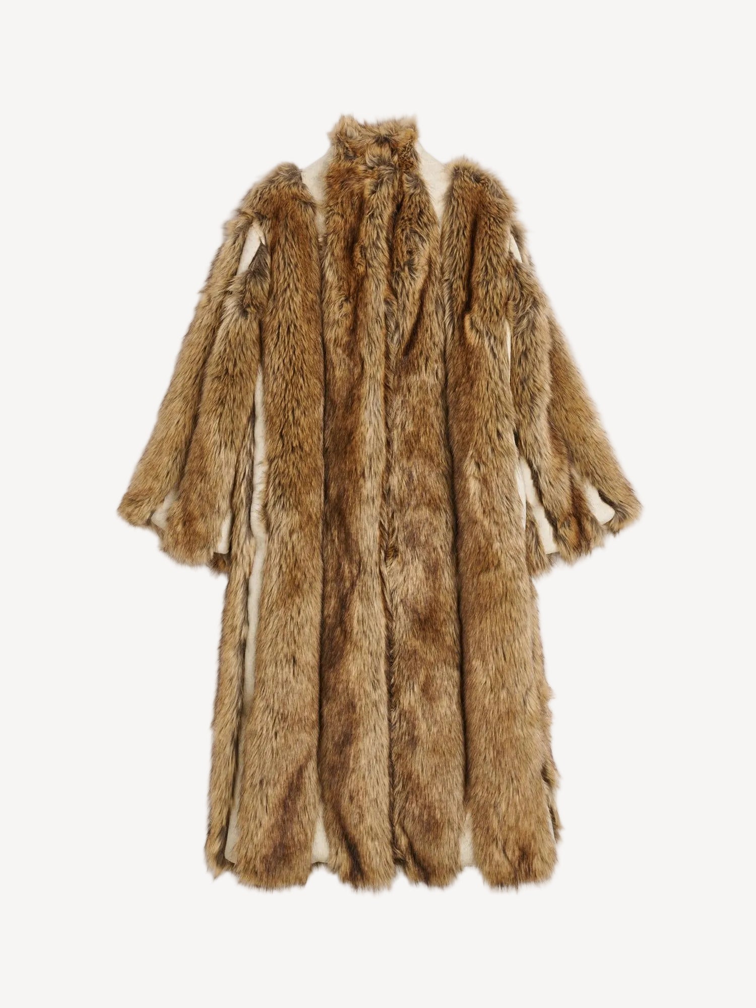 By Malene Birger Kavela "pelskåpe" i brun, laget av faux fur, med skjulte hemper og lommer i siden.