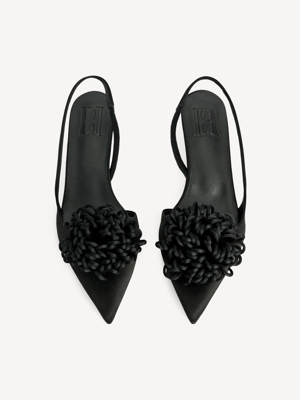 By Malene Birger Laiolo satin slingback i sort, silke/viskose miks, spiss tå, kitten heel 3,5 cm og elastisk strikk bak.