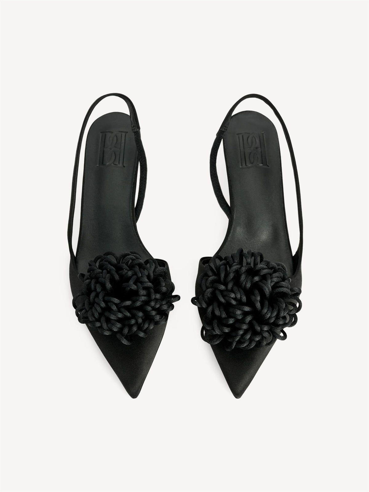By Malene Birger Laiolo satin slingback i sort, silke/viskose miks, spiss tå, kitten heel 3,5 cm og elastisk strikk bak.