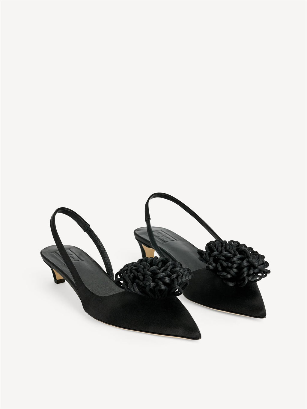 By Malene Birger Laiolo satin slingback i sort, silke/viskose miks, spiss tå, kitten heel 3,5 cm og elastisk strikk bak.