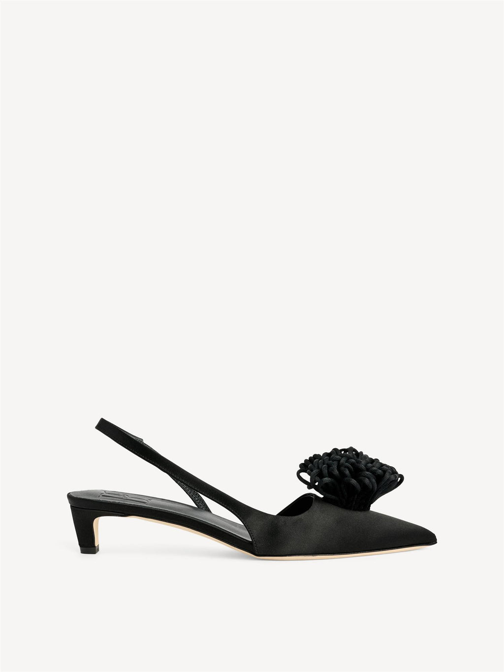 By Malene Birger Laiolo satin slingback i sort, silke/viskose miks, spiss tå, kitten heel 3,5 cm og elastisk strikk bak.