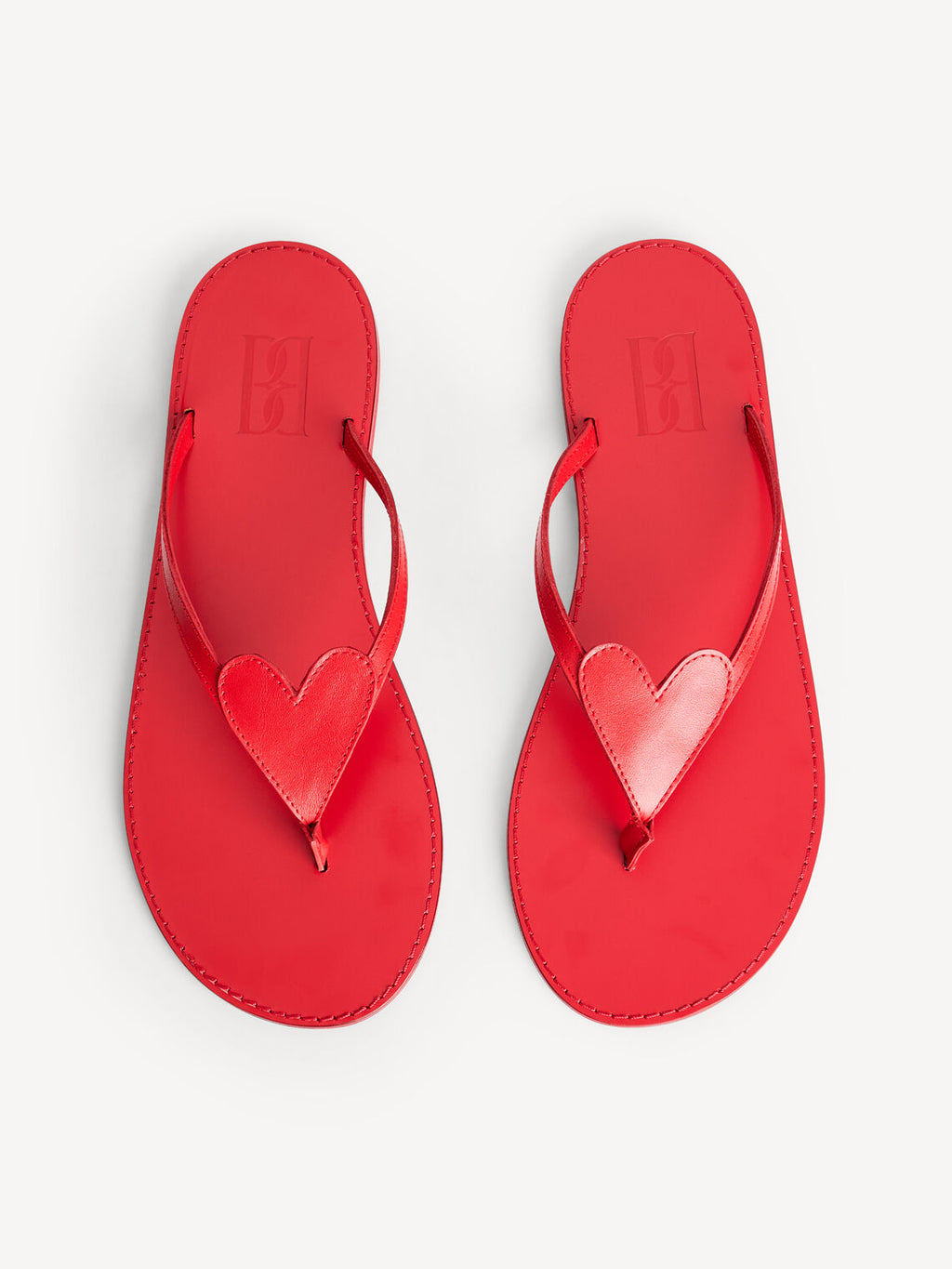 By Malene Birger Lalla sandaler i rød, med hjerte-detalj over vristen, laget av 100% kuskinn.