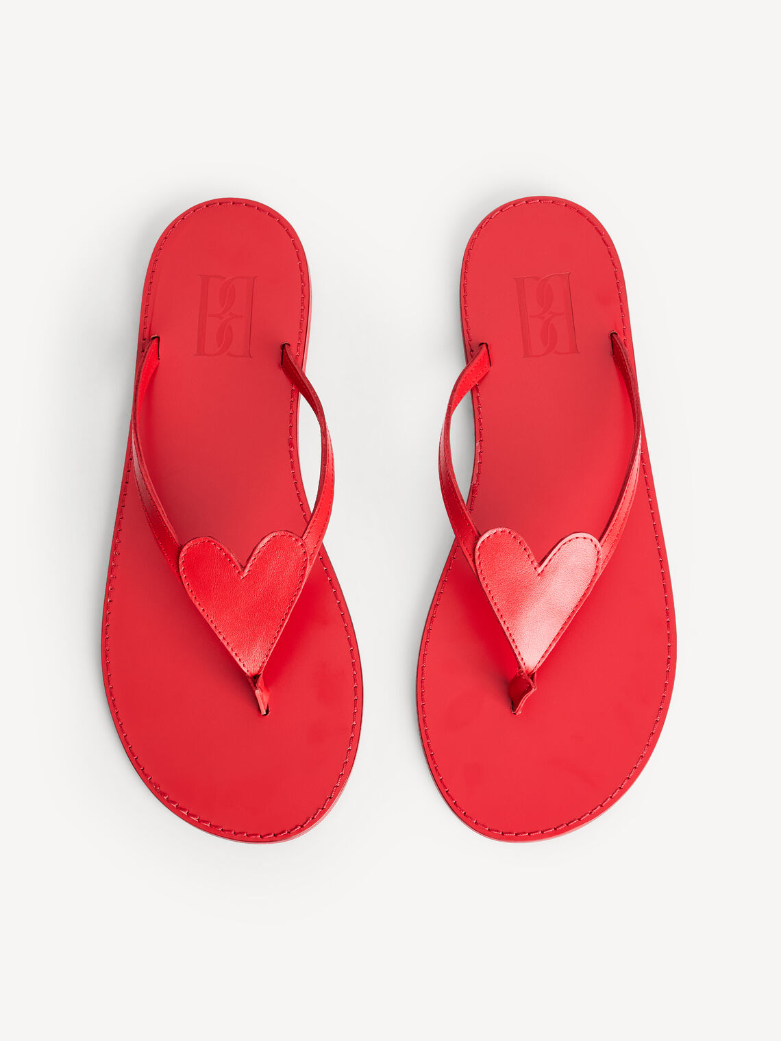 By Malene Birger Lalla sandaler i rød, med hjerte-detalj over vristen, laget av 100% kuskinn.