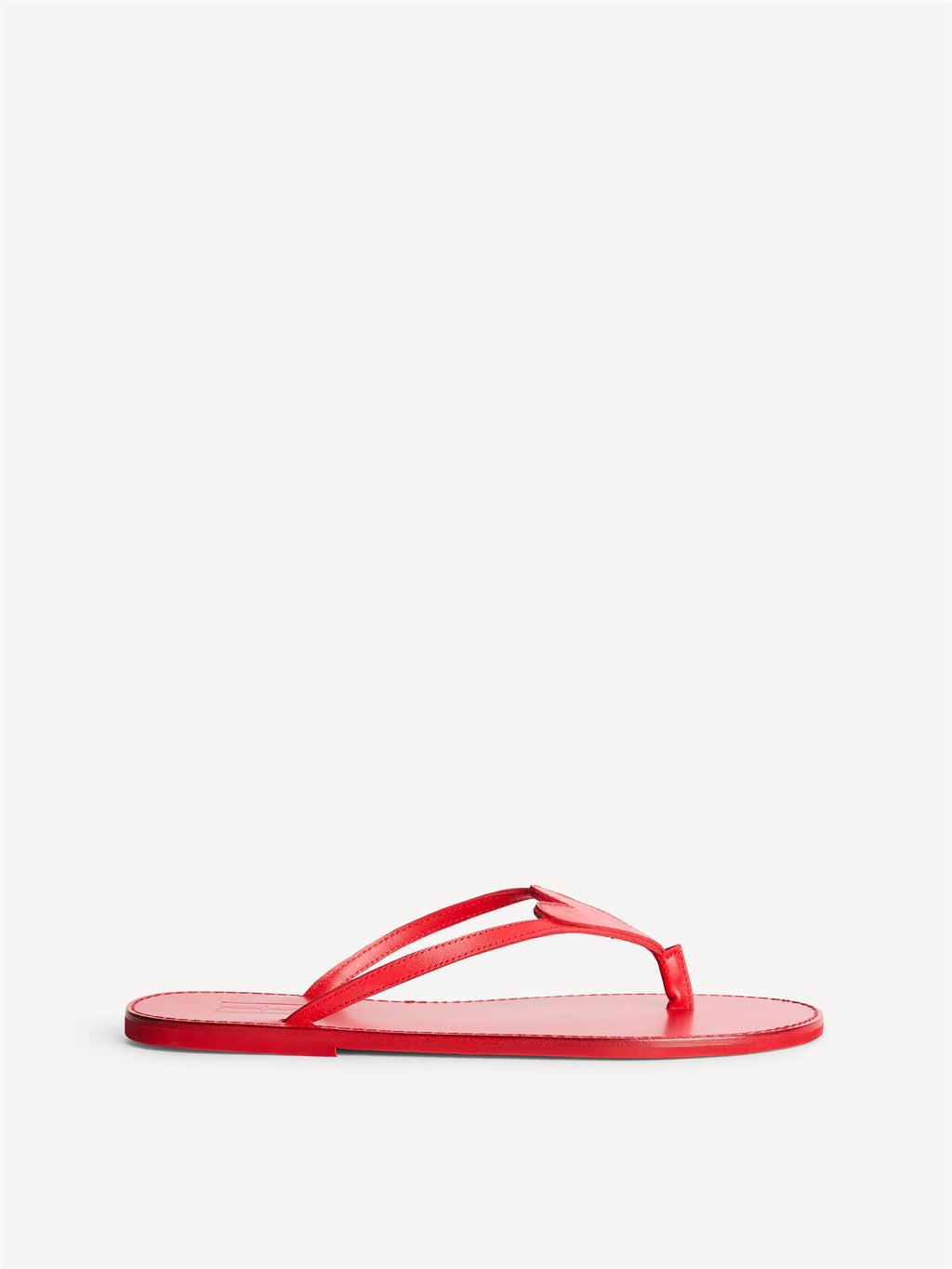 By Malene Birger Lalla sandaler i rød, med hjerte-detalj over vristen, laget av 100% kuskinn.