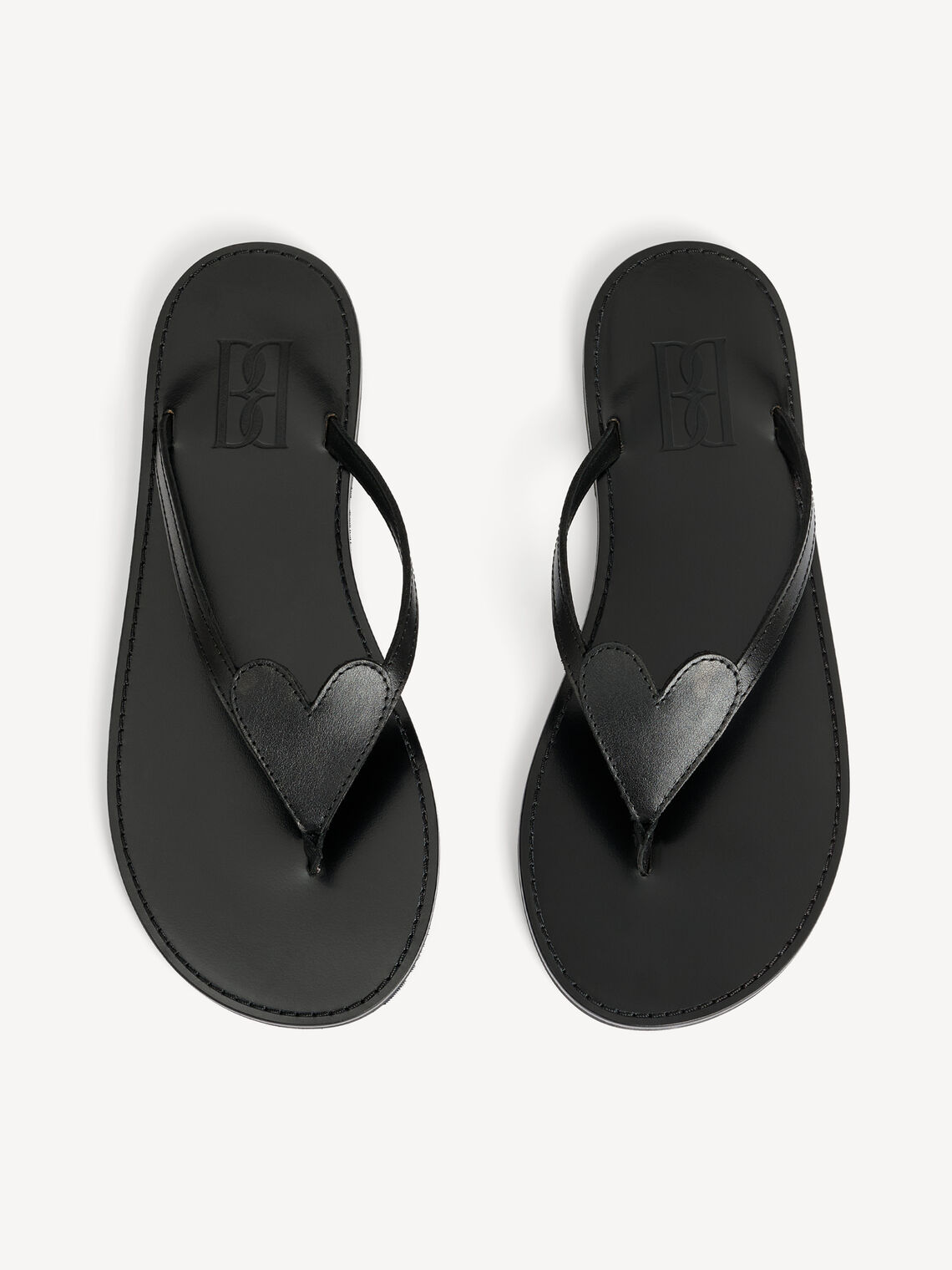 By Malene Birger Lalla sandaler i sort, med hjerte-detalj over vristen, laget av 100% kuskinn.