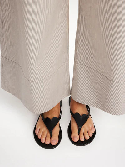 By Malene Birger Lalla sandaler i sort, med hjerte-detalj over vristen, laget av 100% kuskinn.