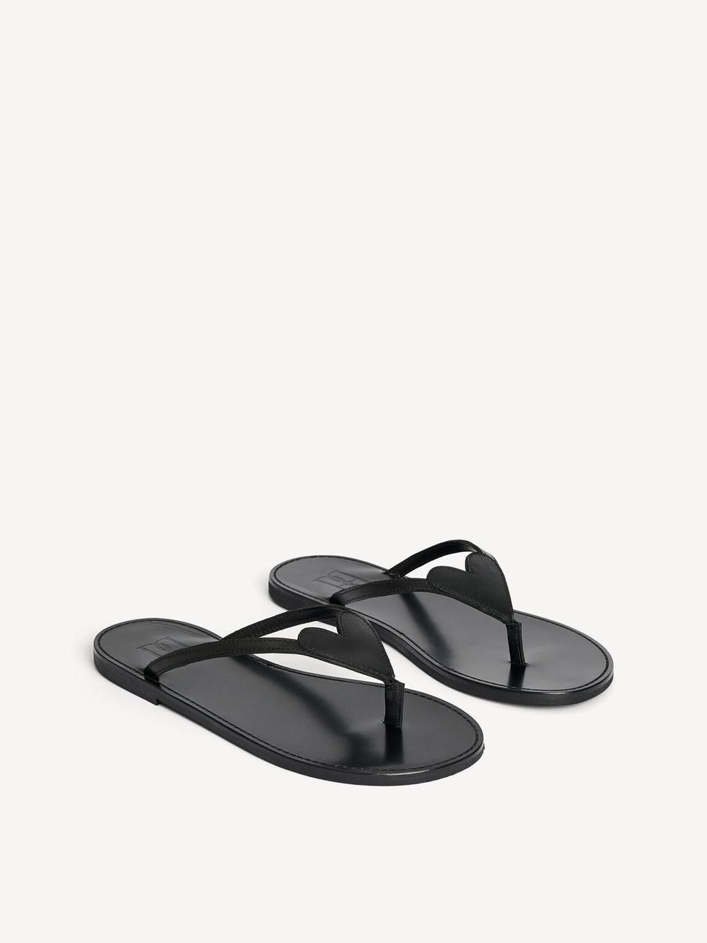 By Malene Birger Lalla sandaler i sort, med hjerte-detalj over vristen, laget av 100% kuskinn.