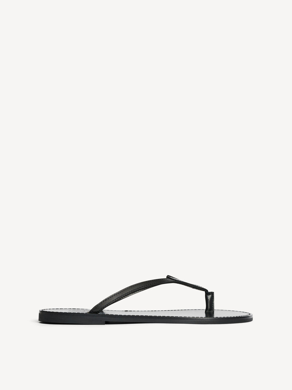 By Malene Birger Lalla sandaler i sort, med hjerte-detalj over vristen, laget av 100% kuskinn.