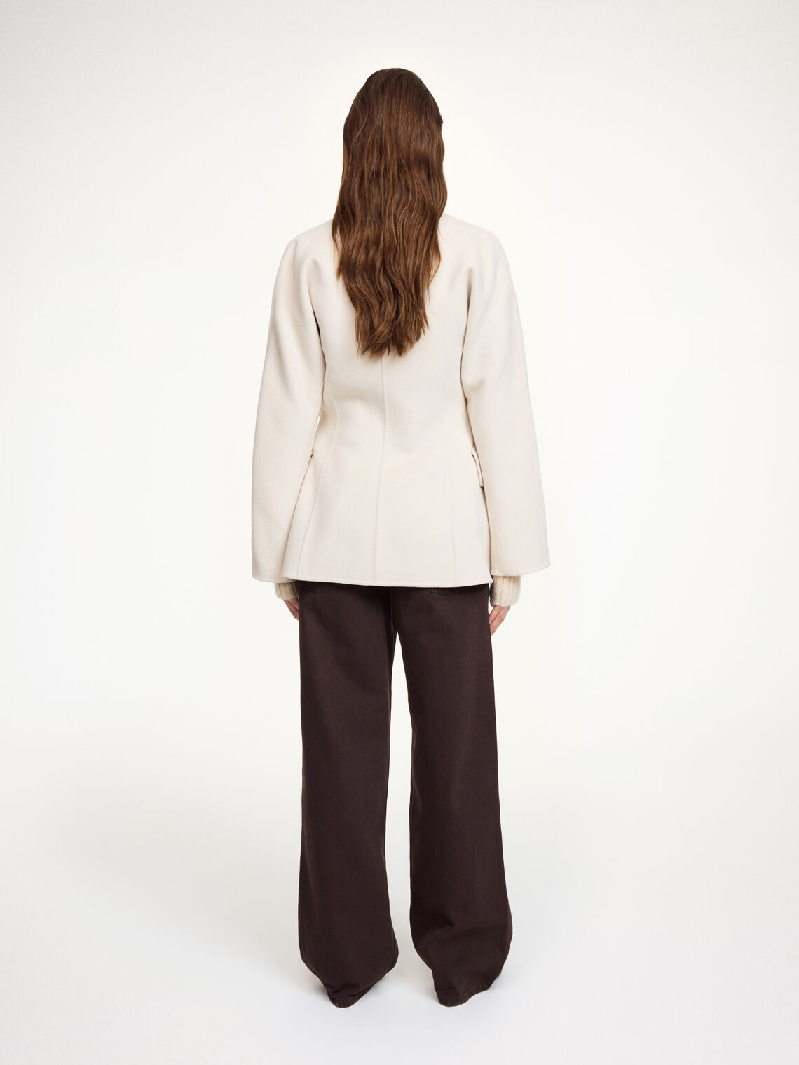 Lalou ulljakke i fargen hvit fra By Malene Birger laget i hundre prosent RWS-sertifisert ull. Jakken er en feminin variant av den klassiske blazeren med et elegant omslag som kan knytes på flere måter. Den har splitter på ermene, praktiske lommer i front og en justerbar lukking som gir et tidløst og moderne uttrykk.
