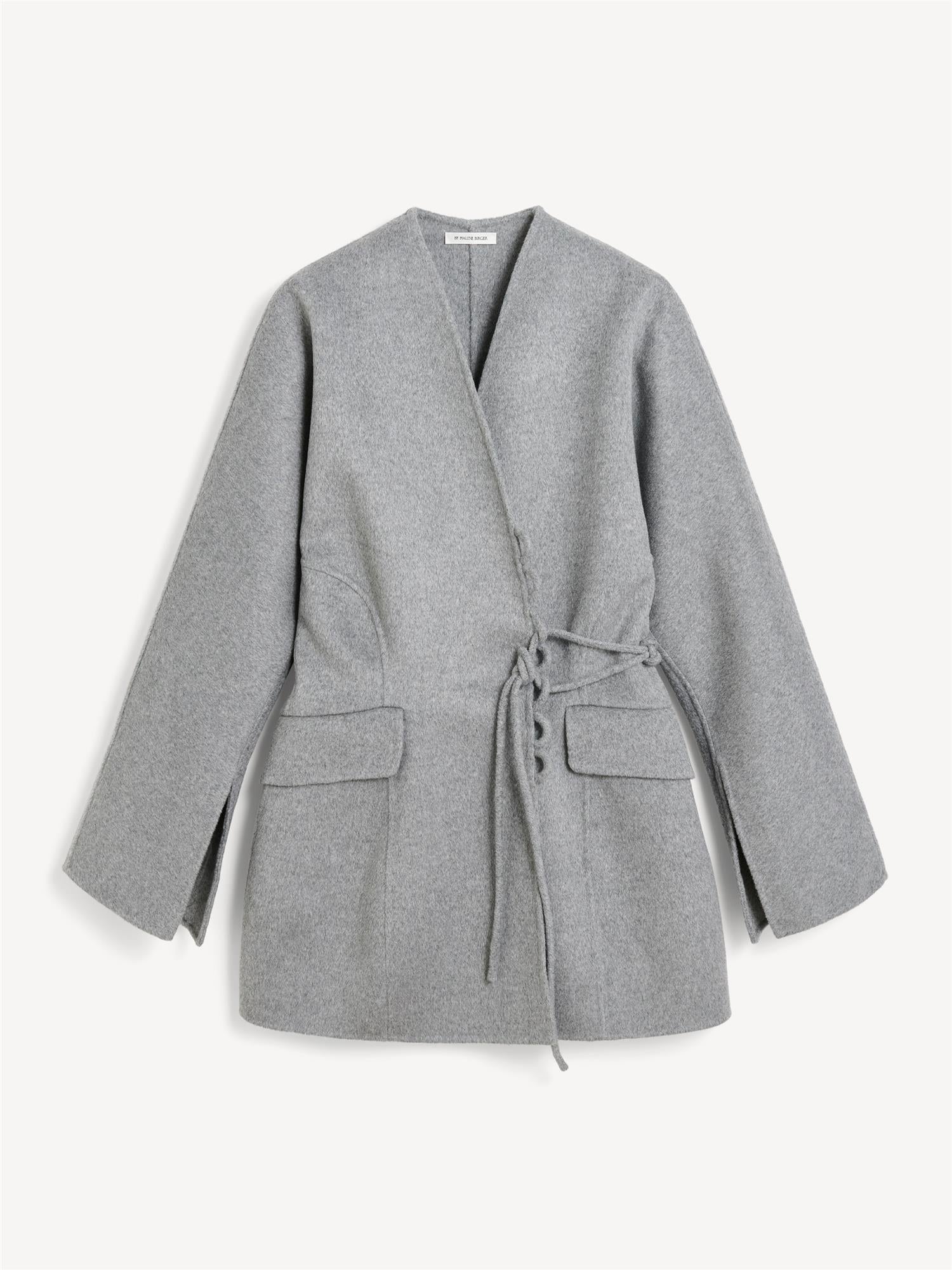 By Malene Birger Lalou blazer i grå, med et feminint snitt og justerbar lukking.