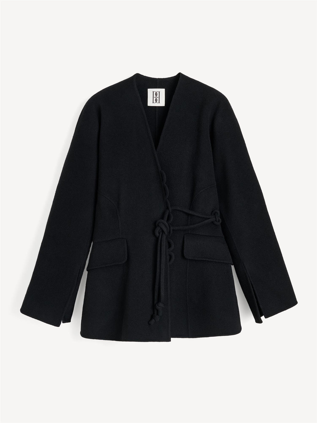 Lalou ulljakke i fargen sort fra By Malene Birger laget i hundre prosent RWS-sertifisert ull. Jakken er en feminin variant av den klassiske blazeren med et elegant omslag som kan knytes på flere måter. Den har splitter på ermene, praktiske lommer i front og en justerbar lukking som gir et tidløst og moderne uttrykk.