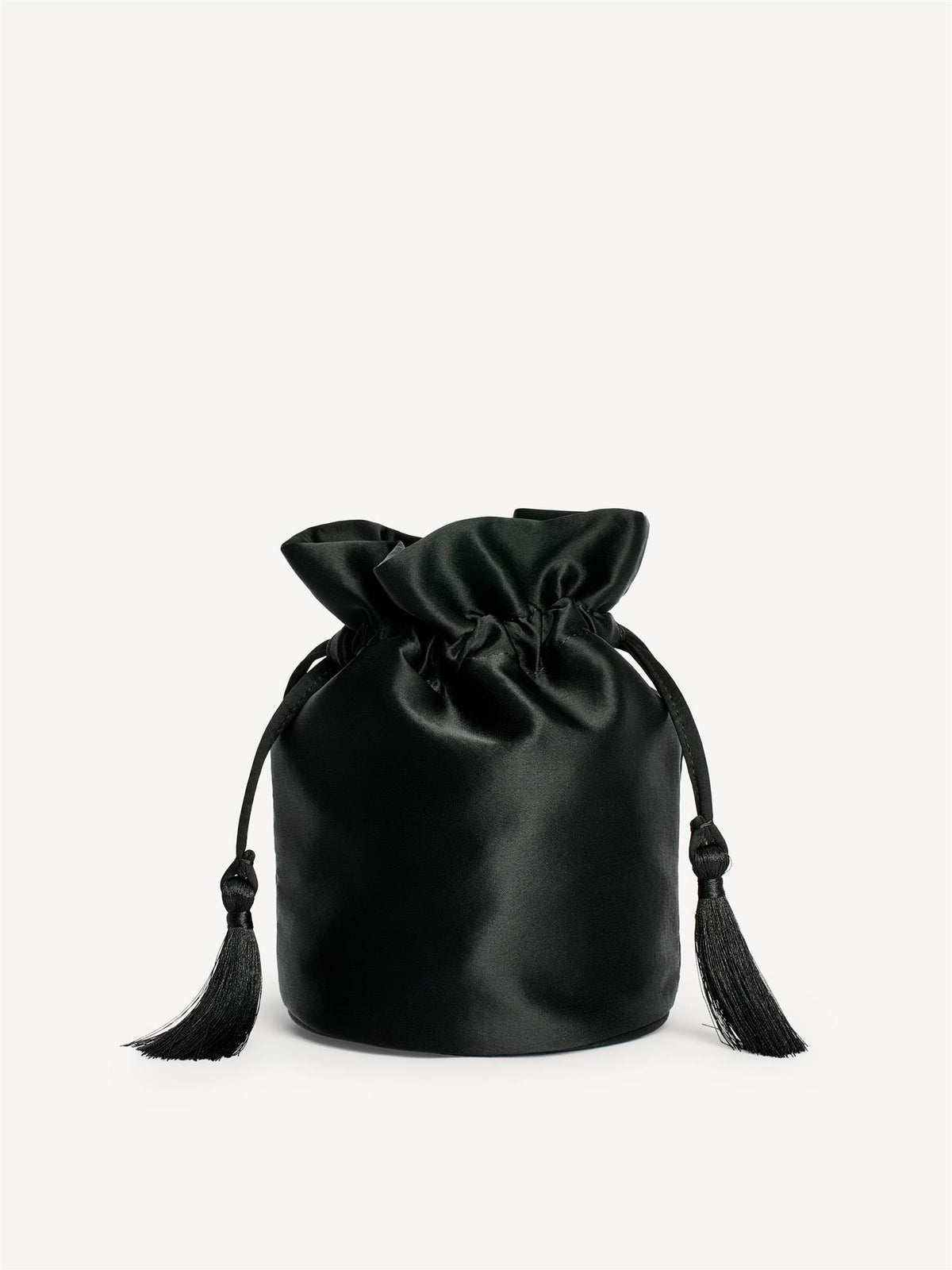 LANDINNA bucket bag fra By Malene Birger i fargen sort, laget i sateng av 76% acetat og 24% polyester. Lukkes med justerbar knyting med små dusker, og har utvendig logoetikett.