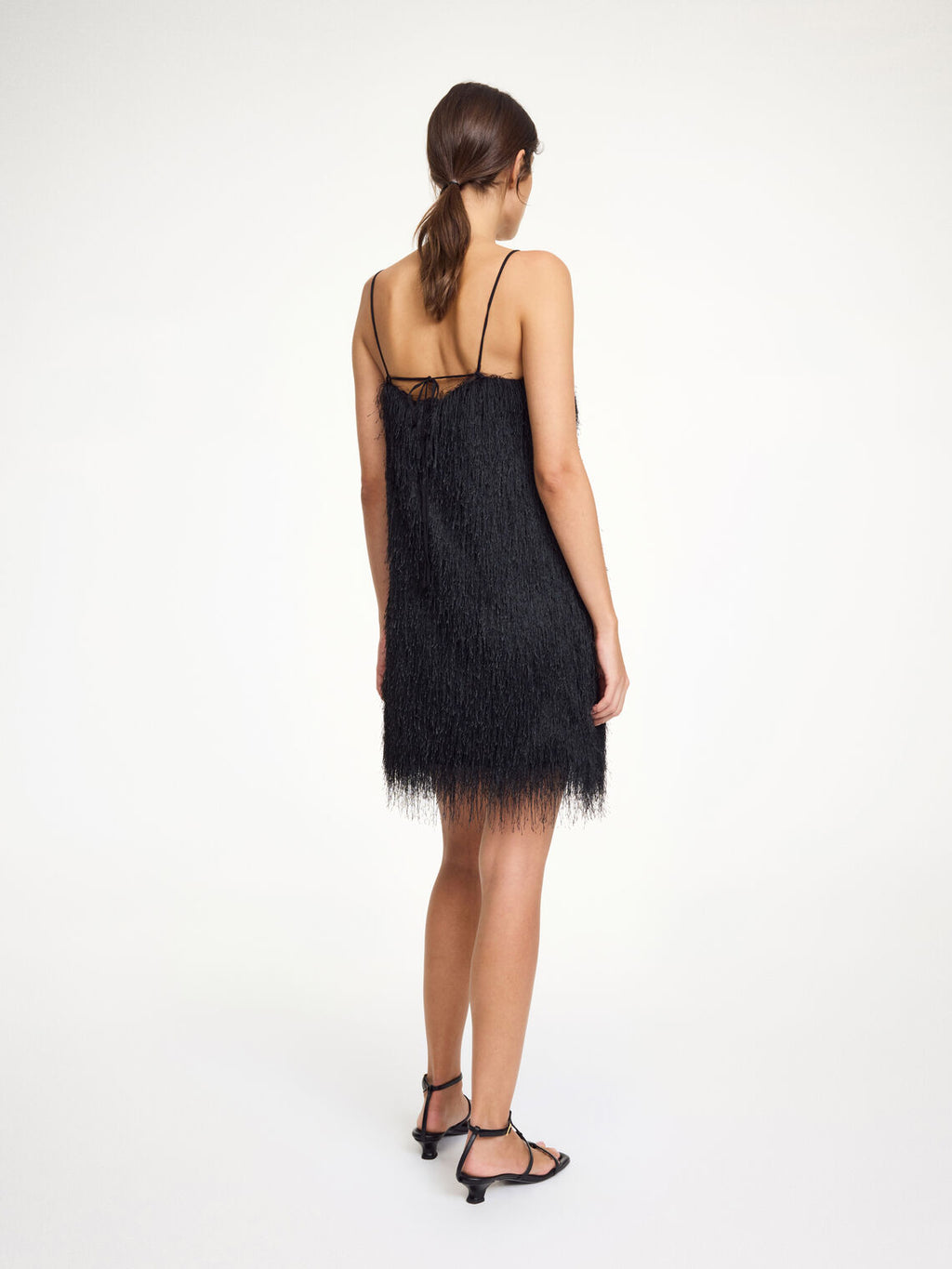 By Malene Birger Ledo minikjole i sort, med justerbare stropper og en frynset struktur, laget av 100% polyester.