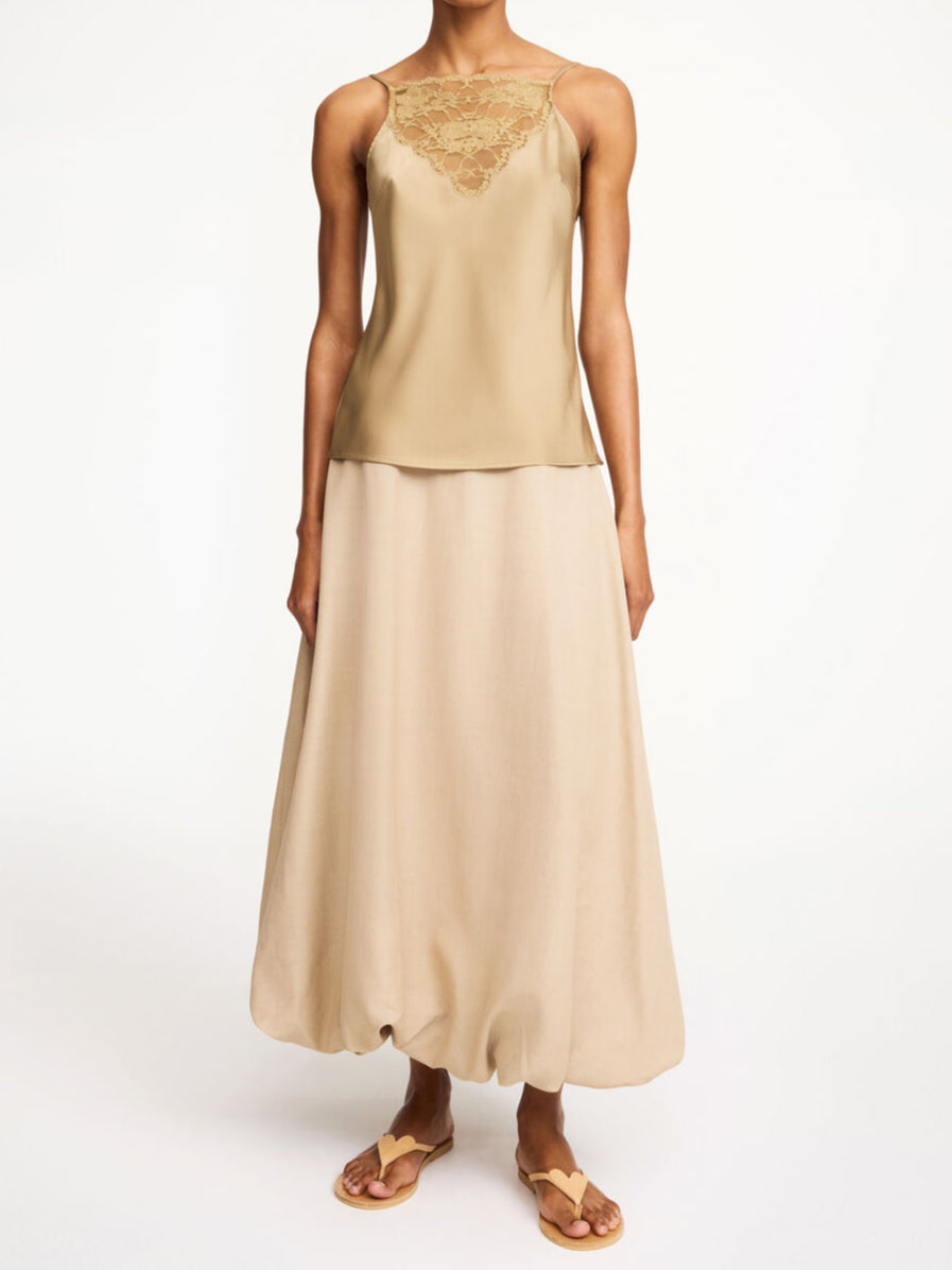 By Malene Birger Leeba topp i beige, laget av acetat og polyester, med blonde detaljer og et sensuelt, elegant uttrykk.