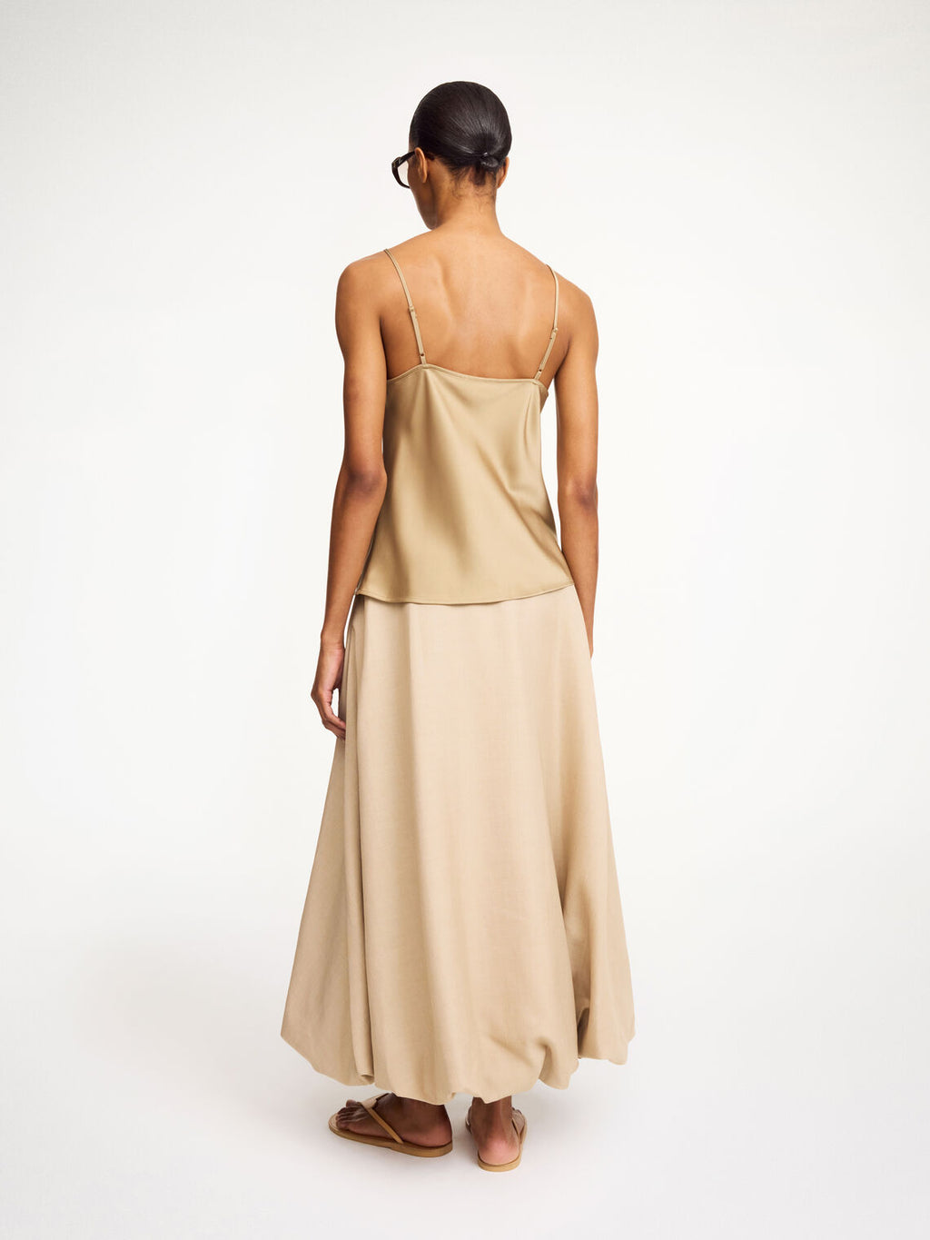 By Malene Birger Leeba topp i beige, laget av acetat og polyester, med blonde detaljer og et sensuelt, elegant uttrykk.