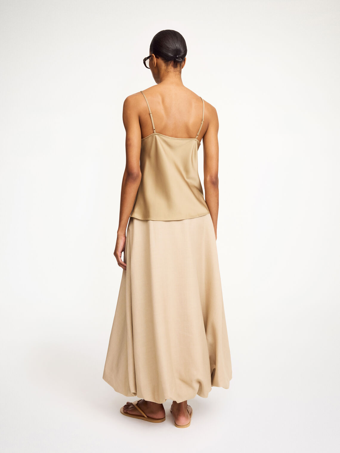 By Malene Birger Leeba topp i beige, laget av acetat og polyester, med blonde detaljer og et sensuelt, elegant uttrykk.