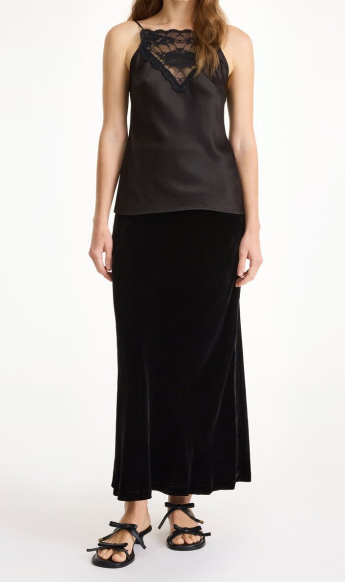 By Malene Birger Leeba topp i sort, laget av acetat og polyester, med blonde detaljer og et sensuelt, elegant uttrykk.