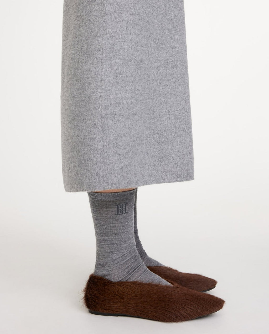 By Malene Birger Leiann sokker i grå, laget av en blanding av ull og polyamid, med brodert monogram på ankelen.