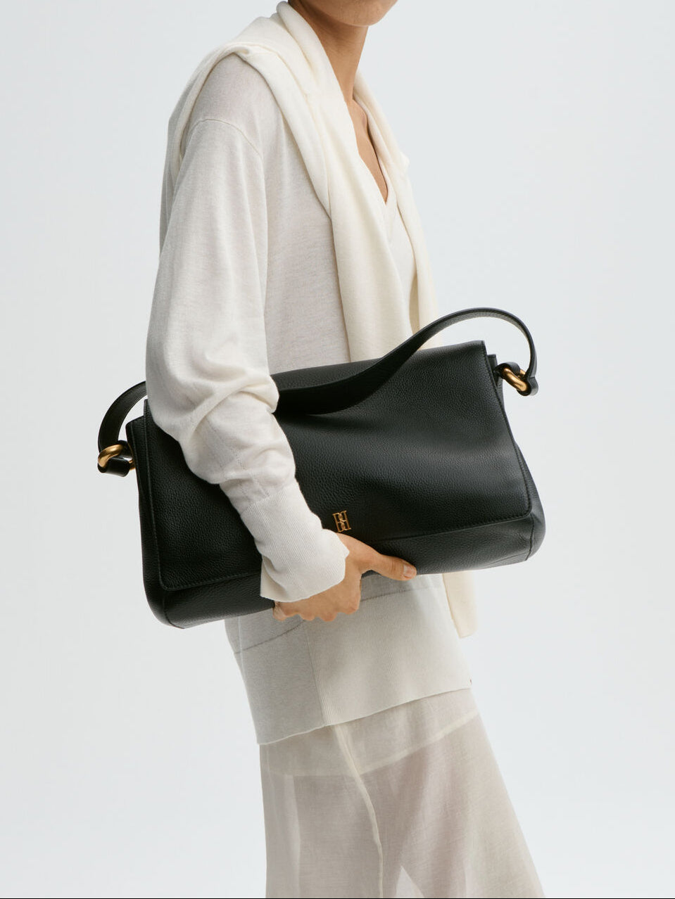 LELOU veske fra By Malene Birger i fargen sort, med bred reim.