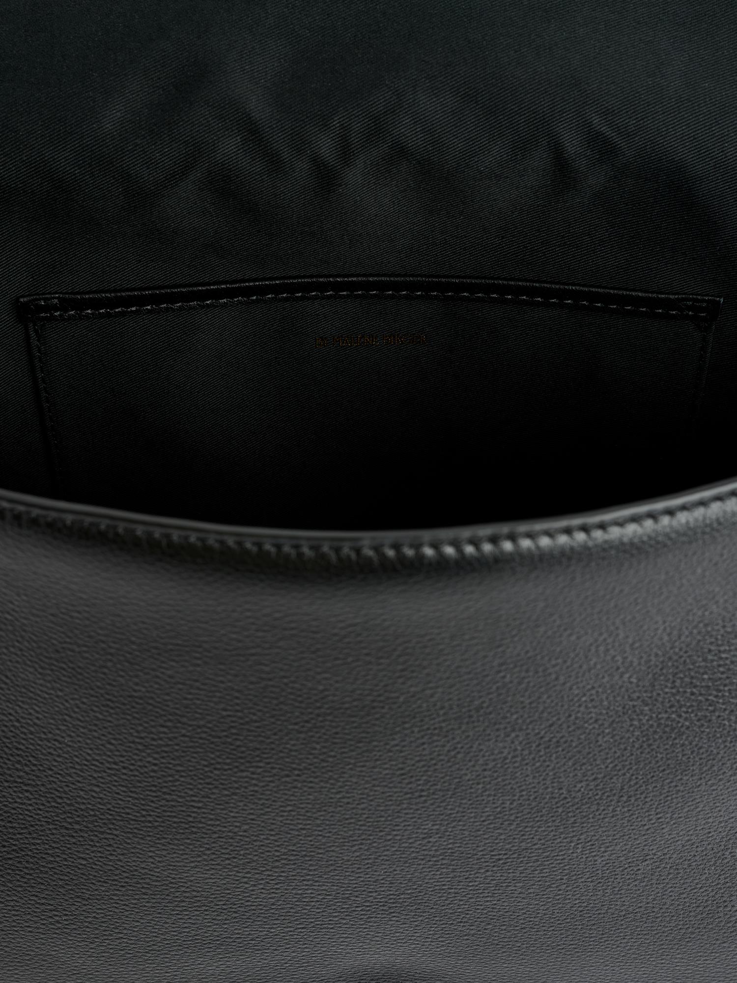 LELOU veske fra By Malene Birger i fargen sort, med bred reim.