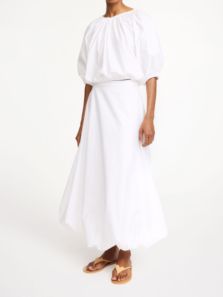 By Malene Birger Lelow topp i hvit, laget av 100% organisk bomull, med en ballongformet silhuett og albuelange ermer.