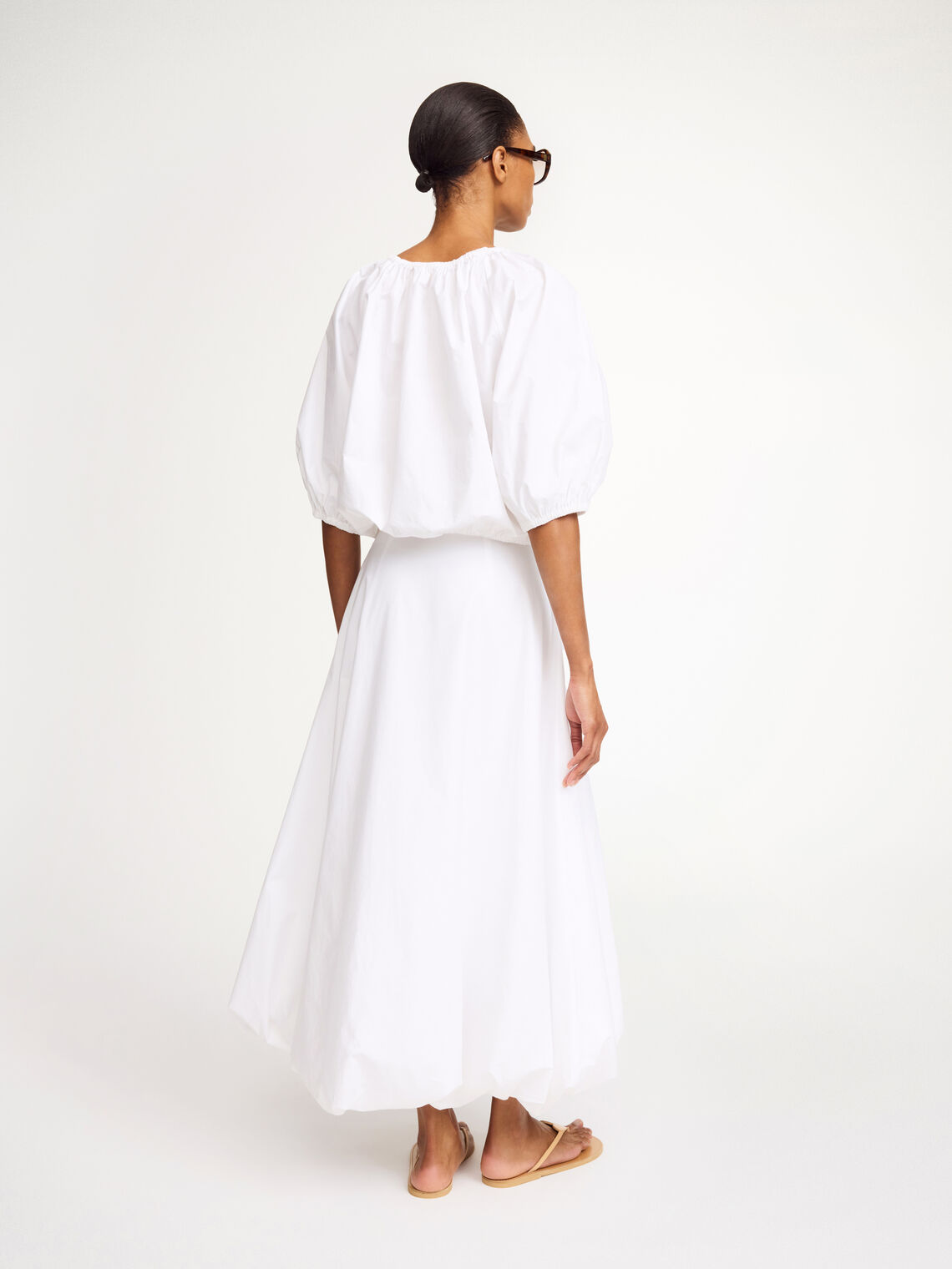 By Malene Birger Lelow topp i hvit, laget av 100% organisk bomull, med en ballongformet silhuett og albuelange ermer.