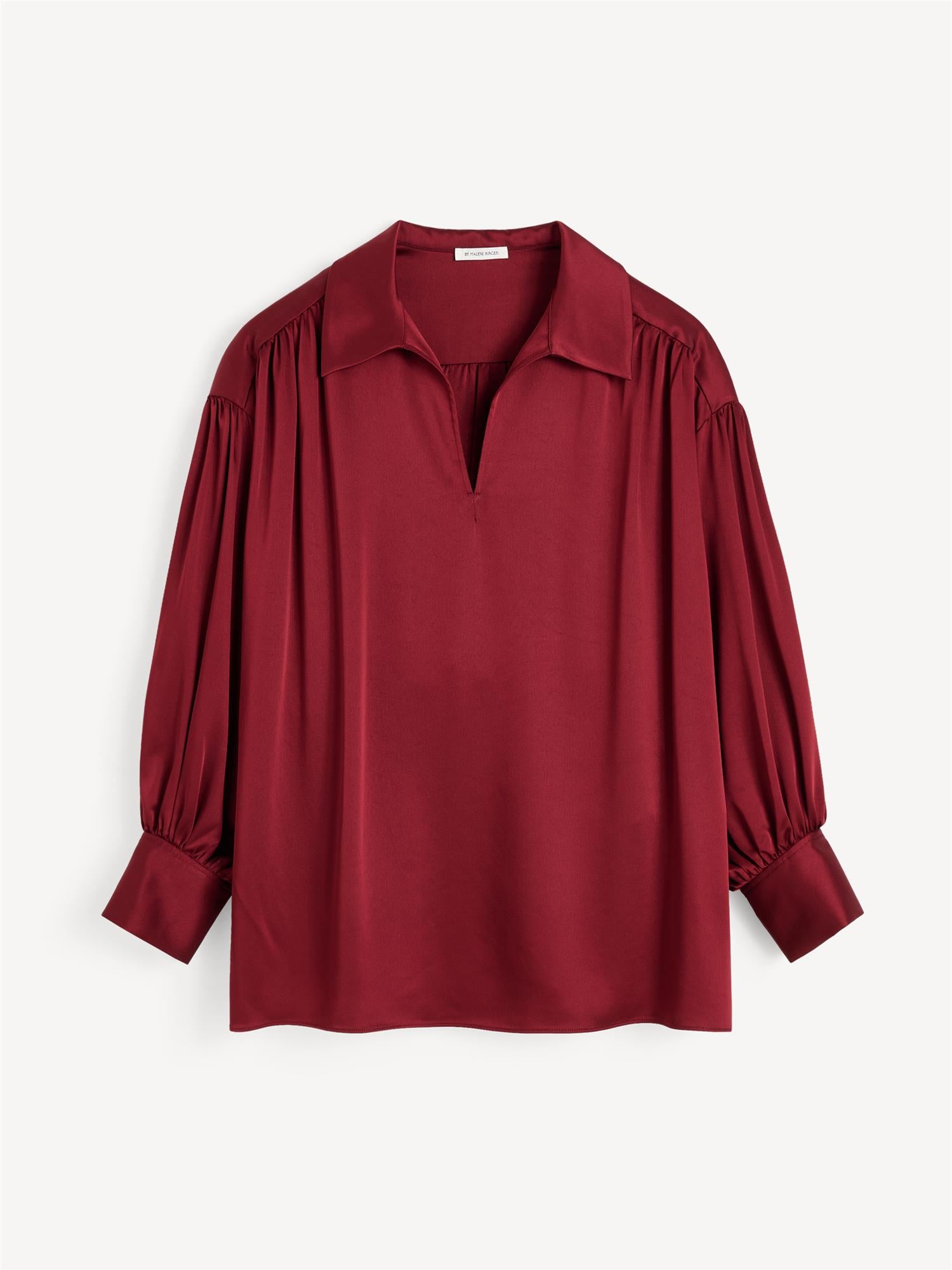 By Malene Birger Leonora oversized satengbluse i burgunder med v-hals og hempe-lukking.