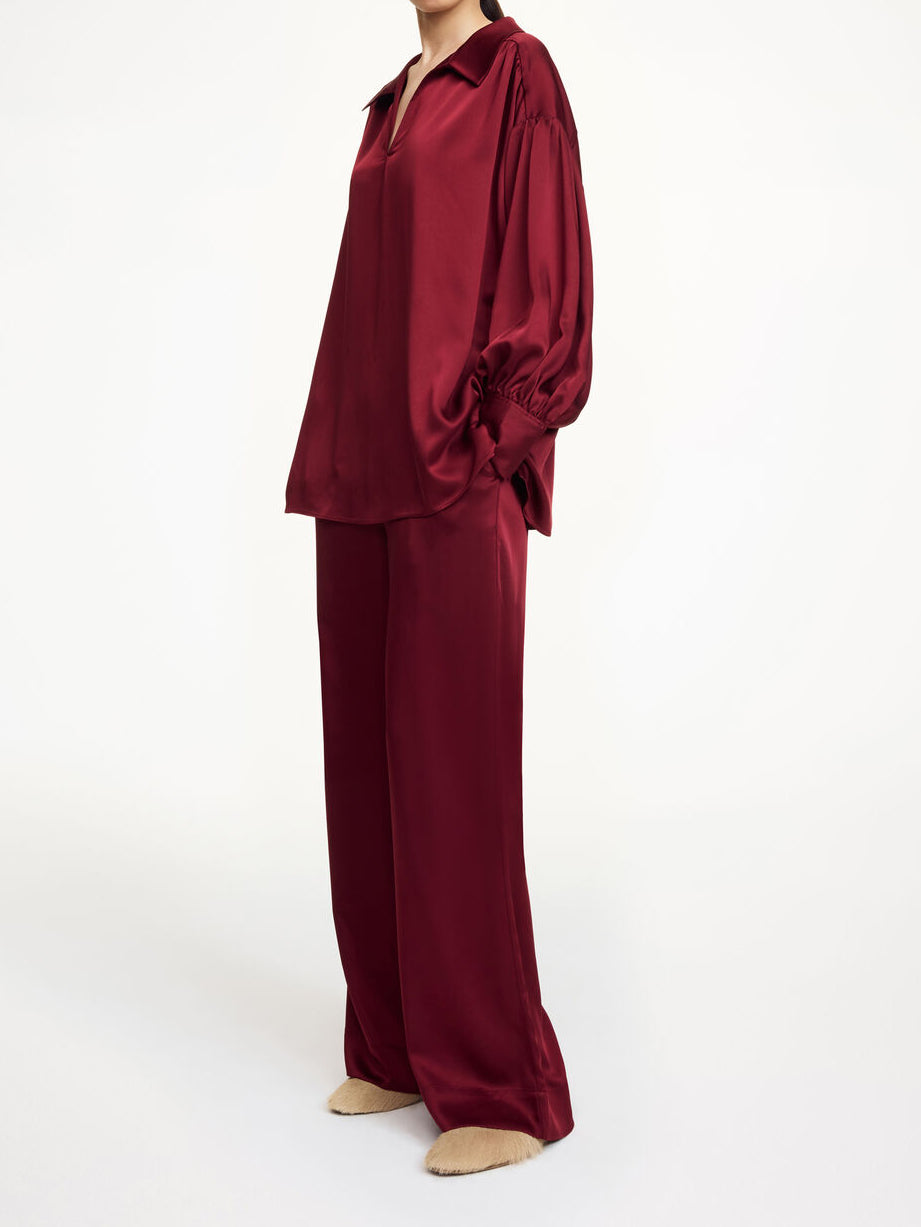 By Malene Birger Leonora oversized satengbluse i burgunder, løs passform med sidelommer og splitt.