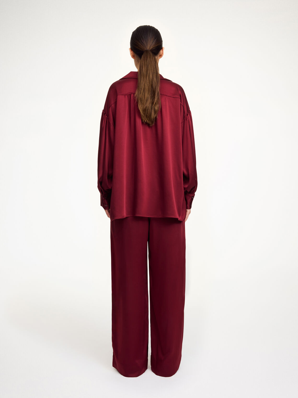 By Malene Birger Leonora oversized satengbluse i burgunder, brede mansjetter med knapper.