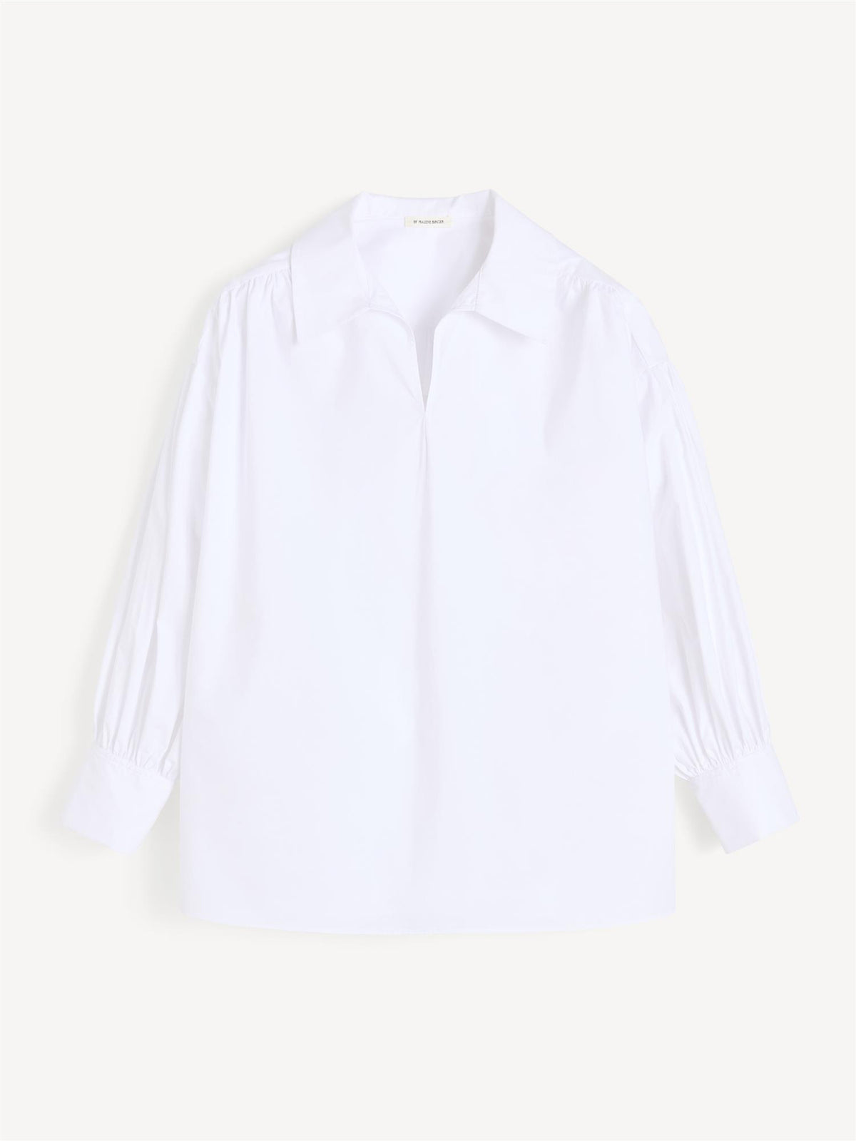 By Malene Birger Leonora oversized bomullsbluse i hvit med v-hals og hempe-lukking, laget av 100% bomull.